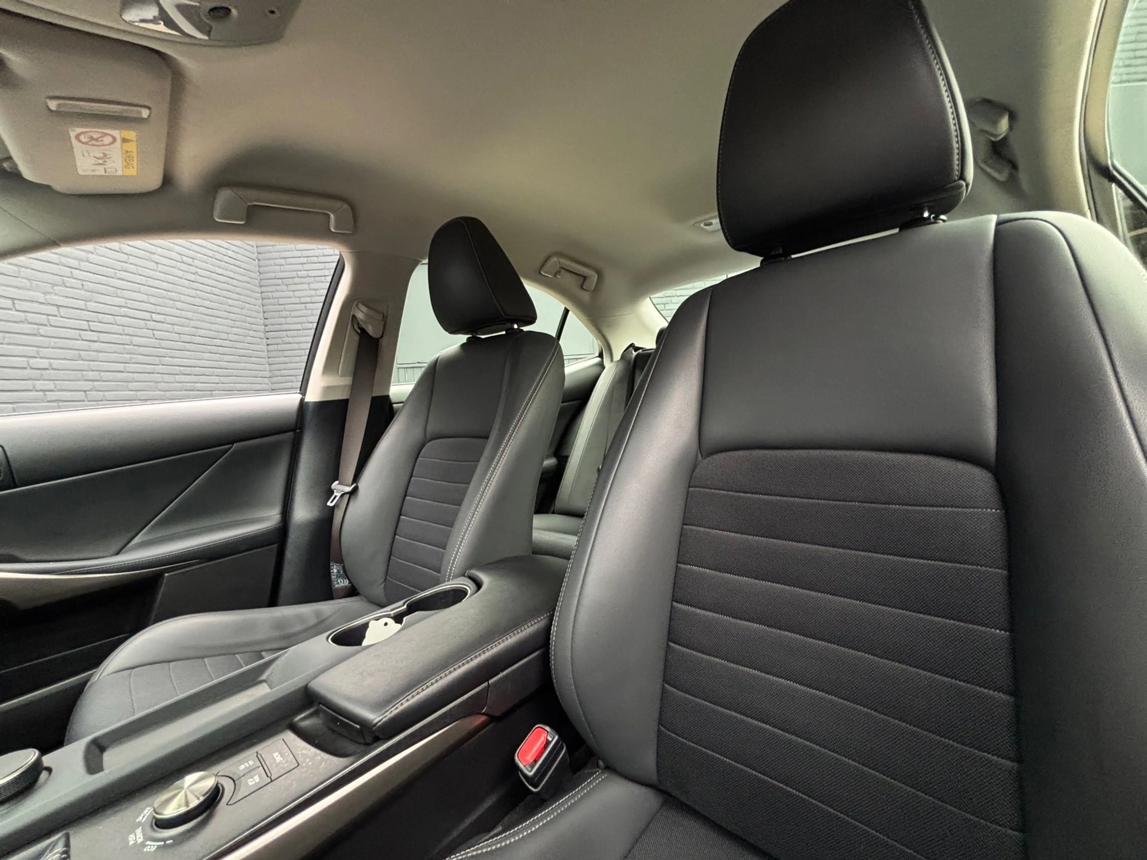 Lexus IS 300 300h Business Line | Hybrid Health Check | Onderho — photo 8