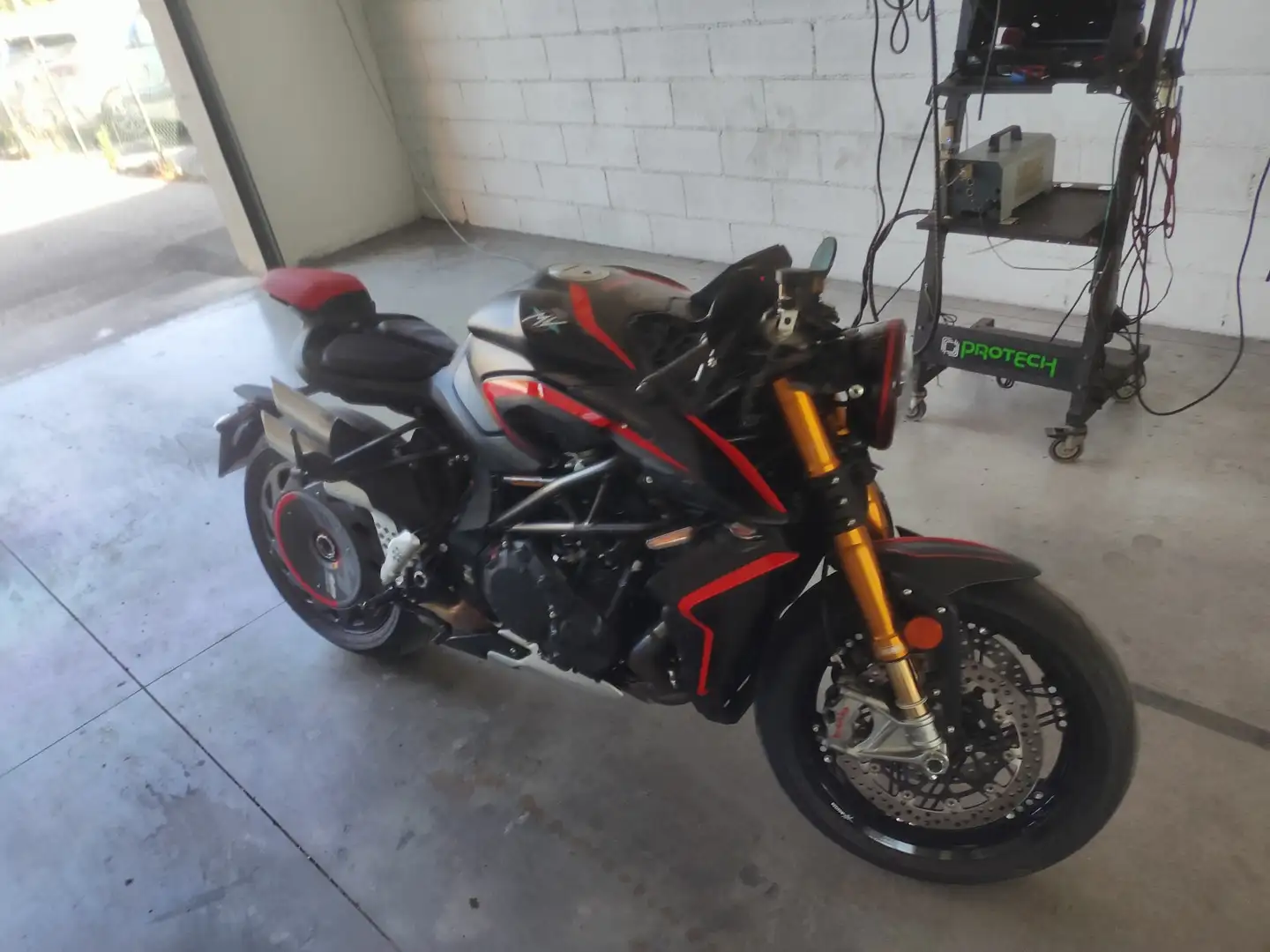 MV Agusta Rush 2020 Černá - 1