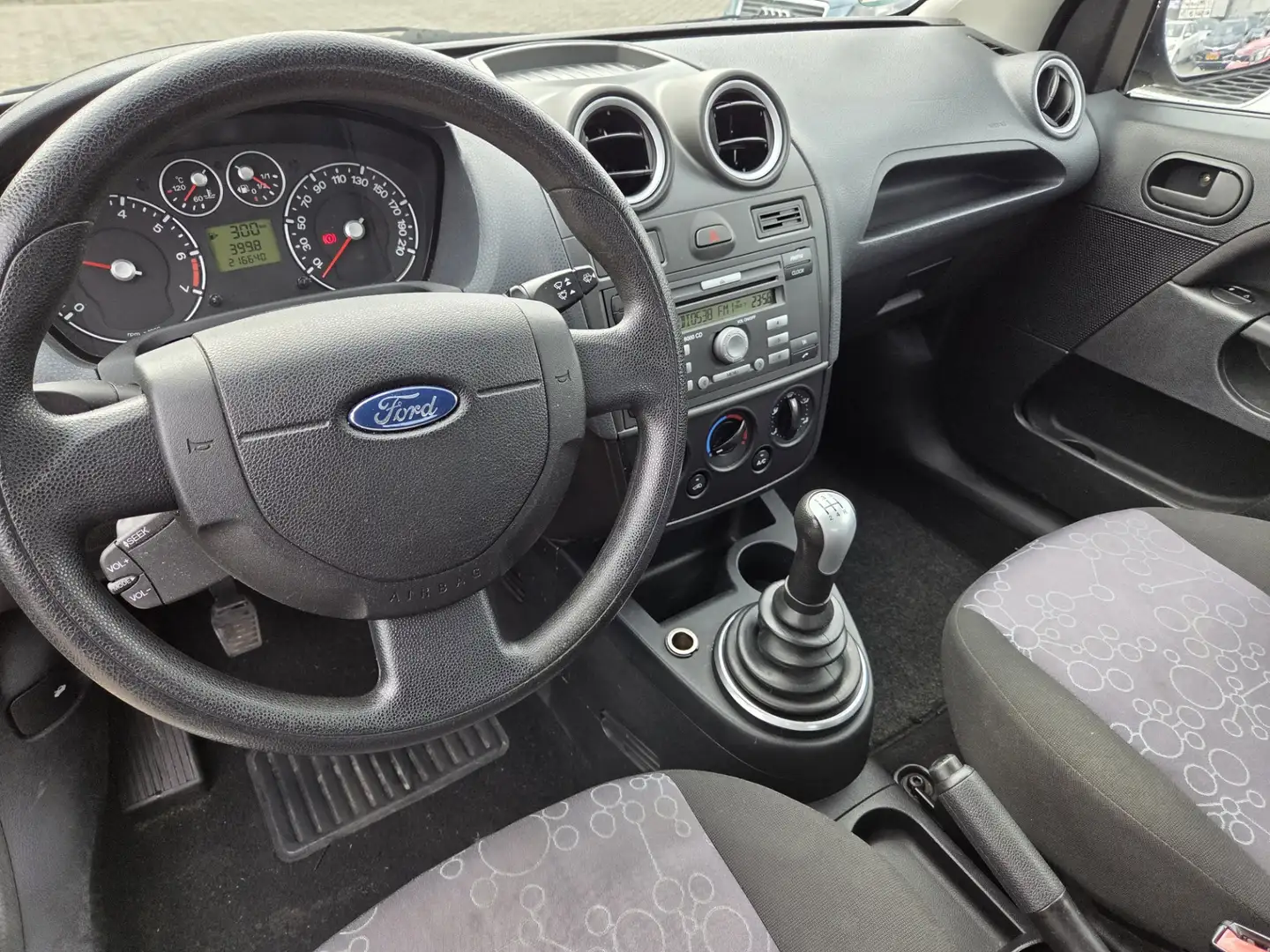Ford Fiesta 1.4-16V Ambiente/NIEUW APK/AIRCO Grijs - 2