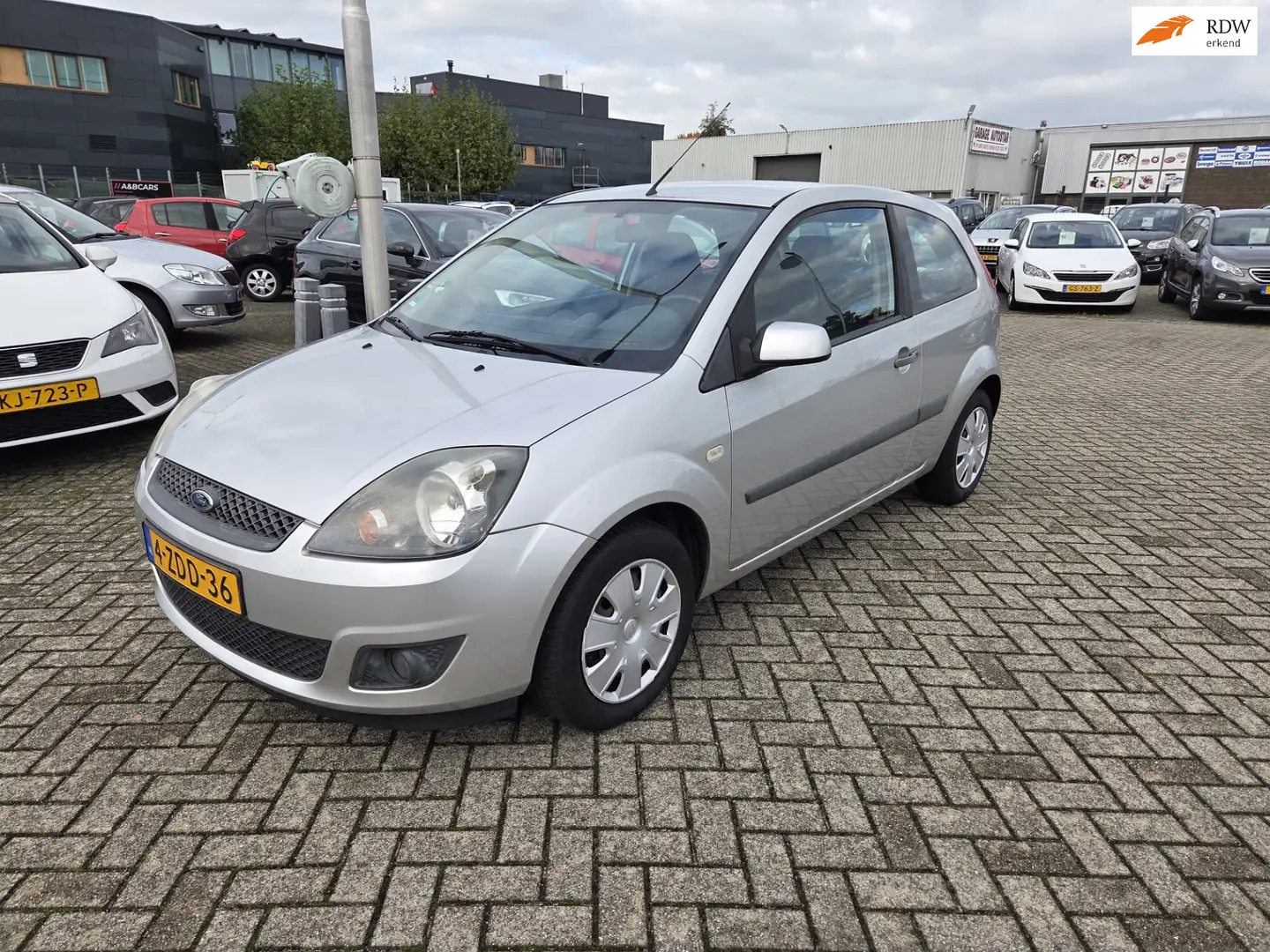 Ford Fiesta 1.4-16V Ambiente/NIEUW APK/AIRCO Grijs - 1