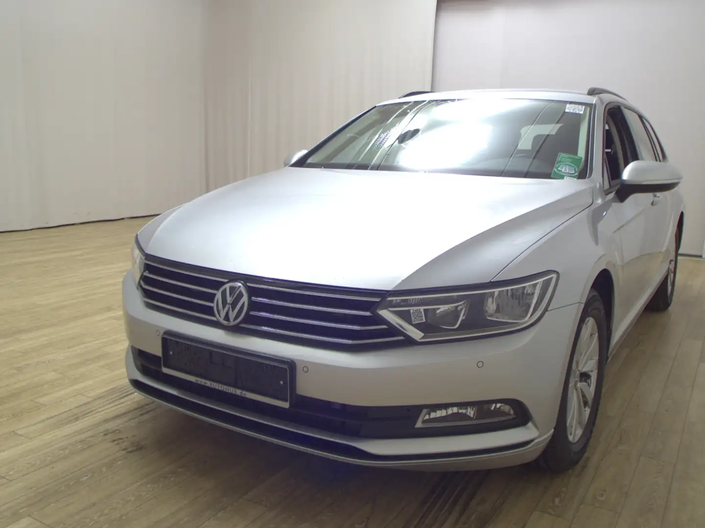 Volkswagen Passat Var. 1.6 TDI Trendline Navi ACC Shz AHK Silber - 2