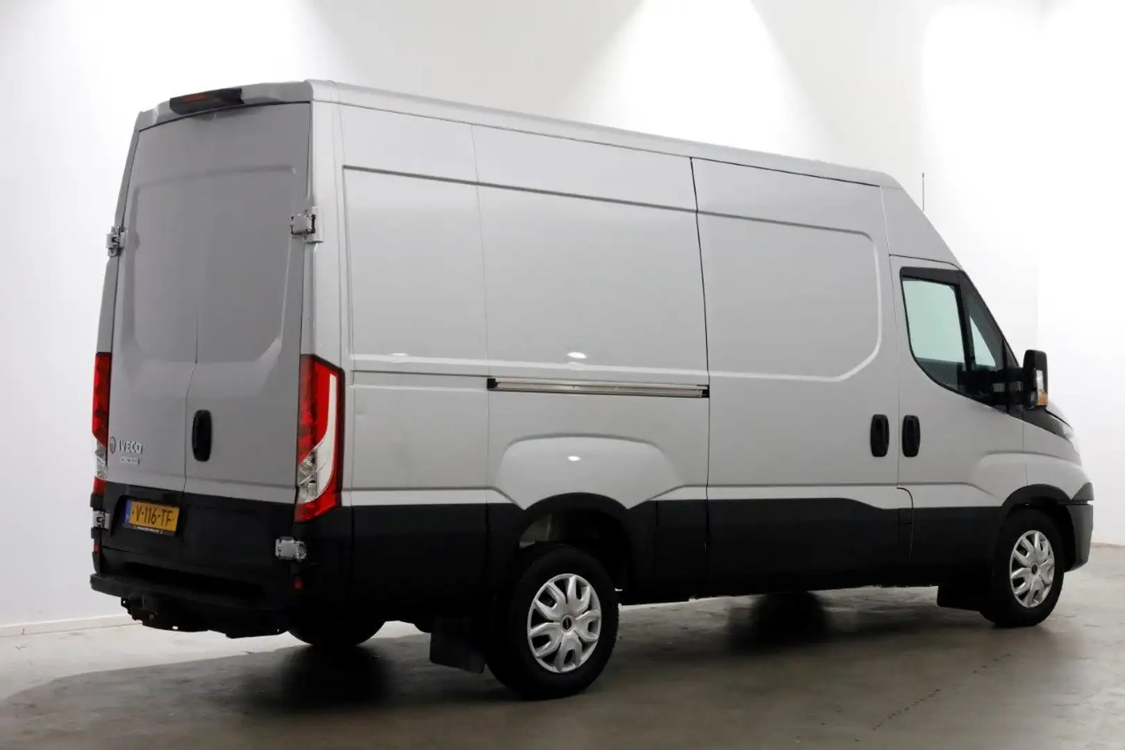 Iveco Daily 35S14 136pk E6 L2H2 HiMatic Automaat Airco Trekhaa Zilver - 2