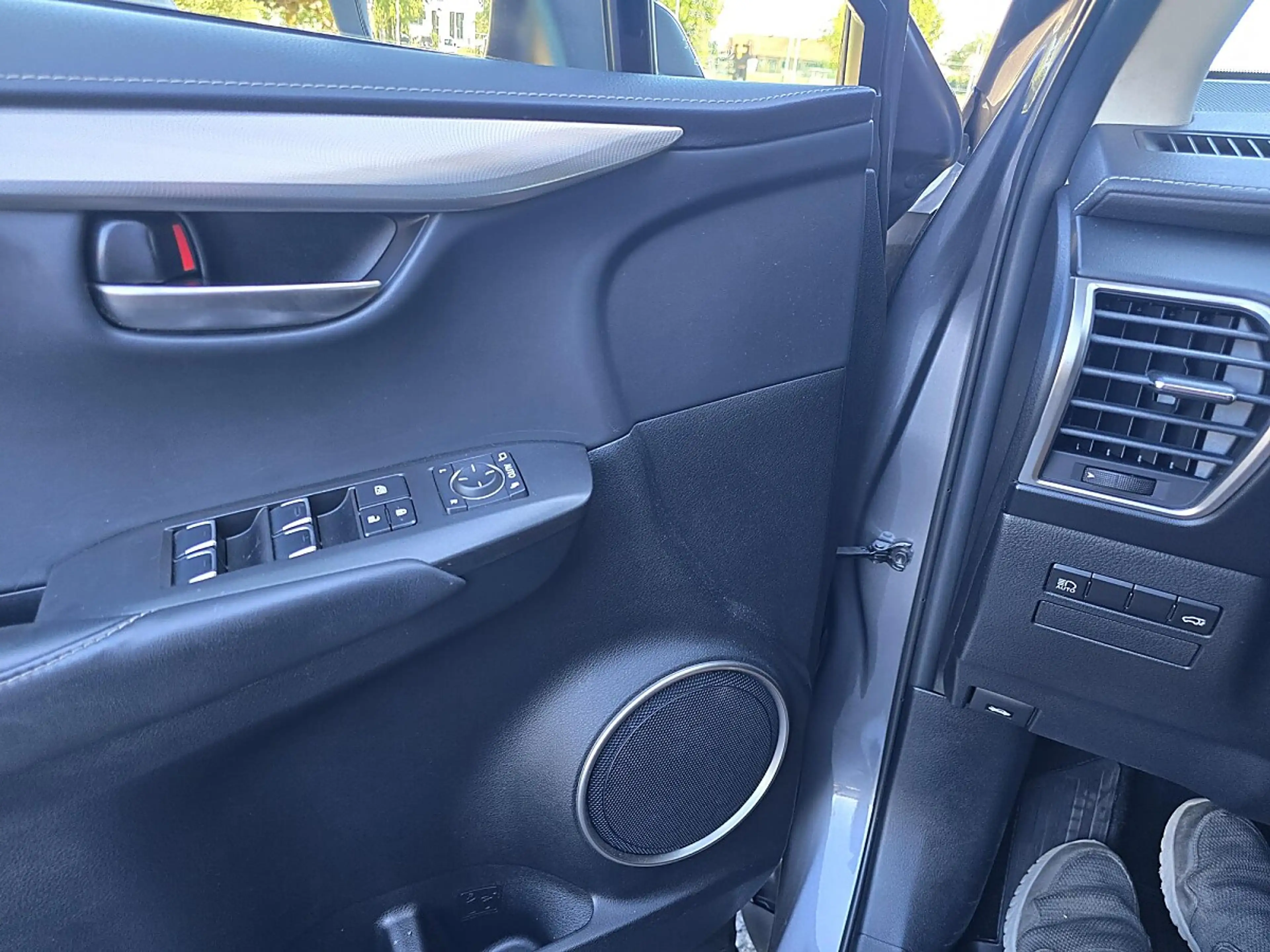 Lexus NX 300h Executive Hybrid Aut. — photo 9