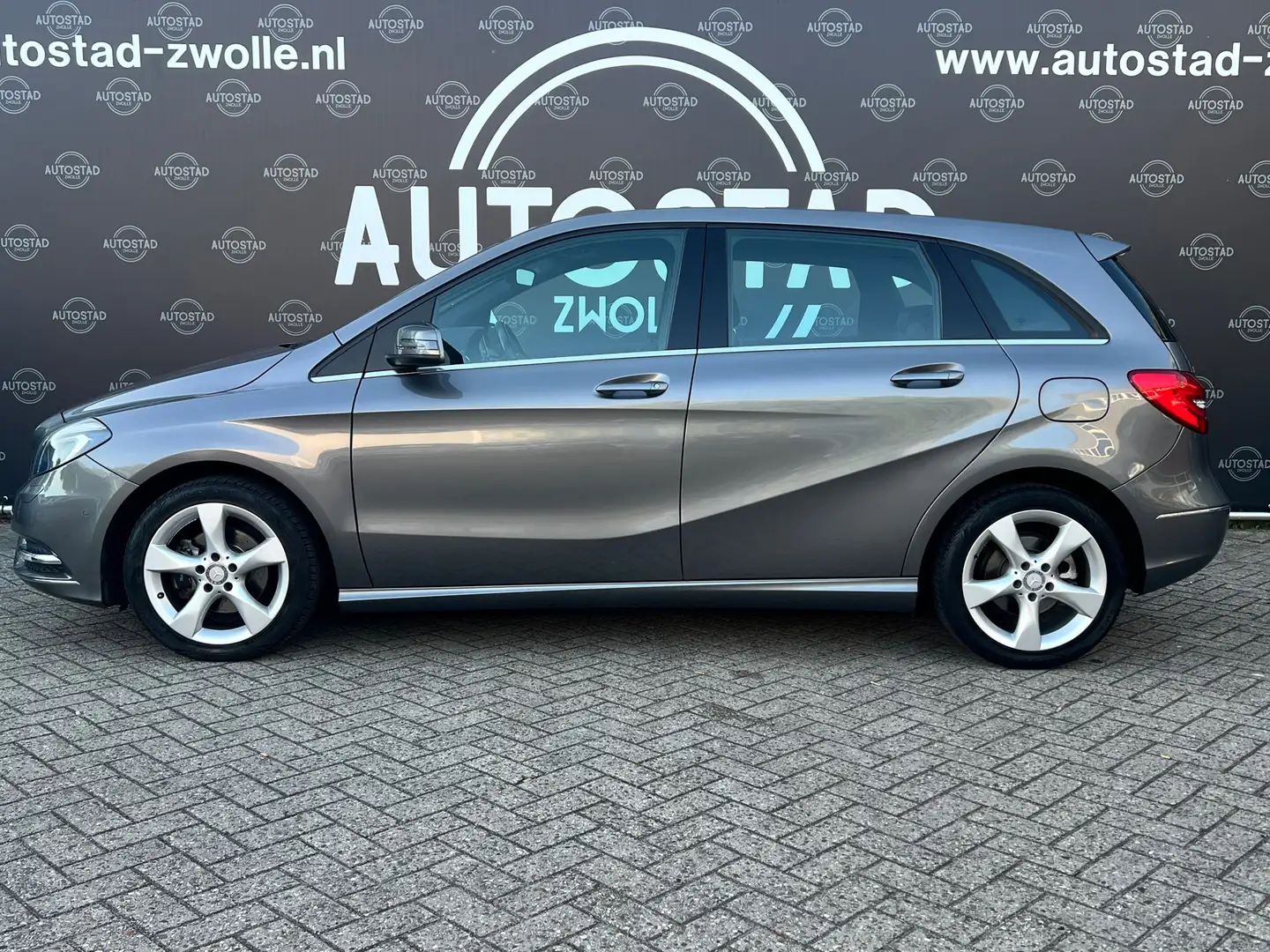 Mercedes-Benz B 180 Ambition NL-Auto/NAP/APK/Airco/Navi Grijs - 2