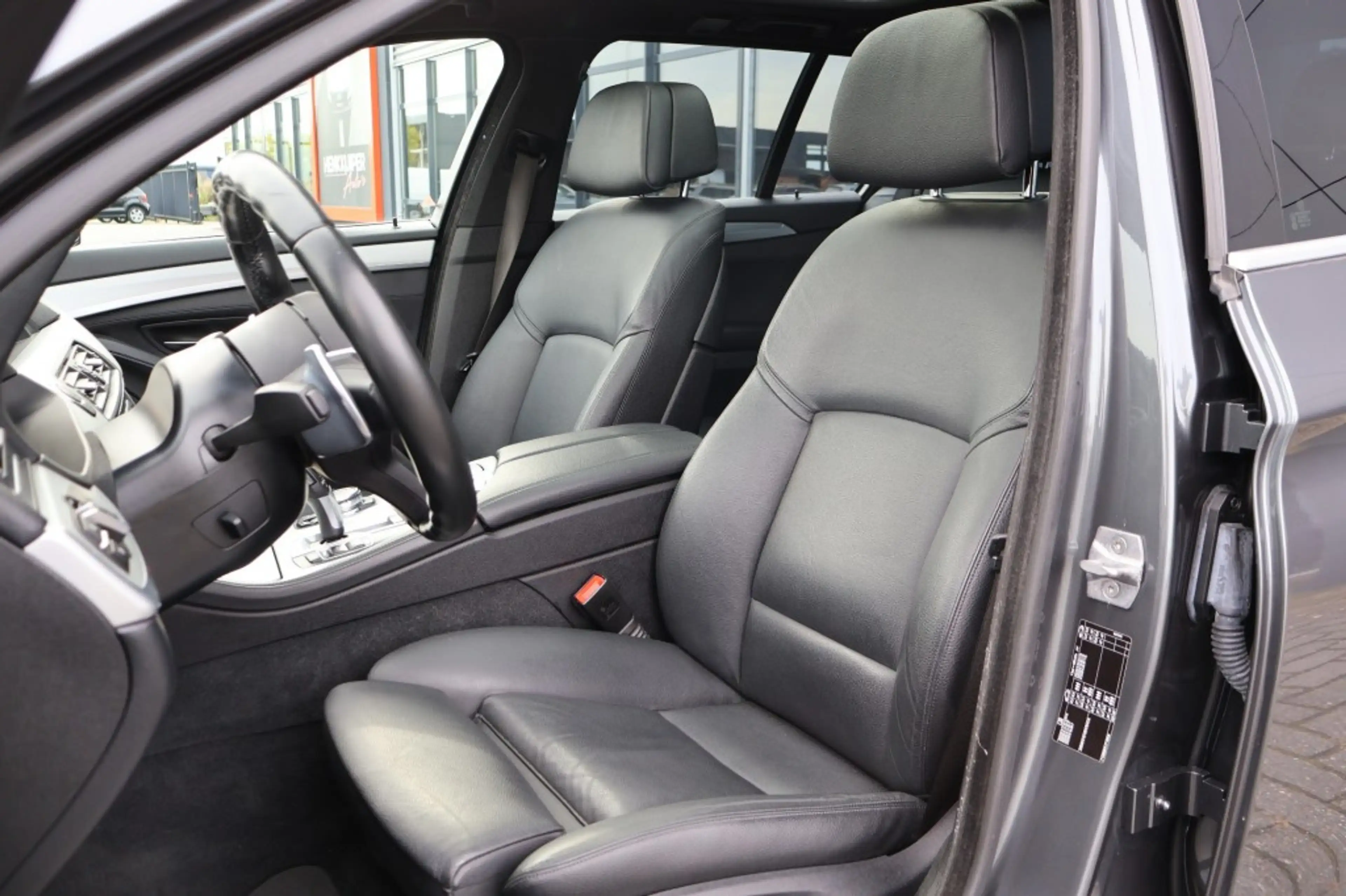 BMW 520 520i M Sport edition / Panodak / Leer / PDC v&a / — photo 3
