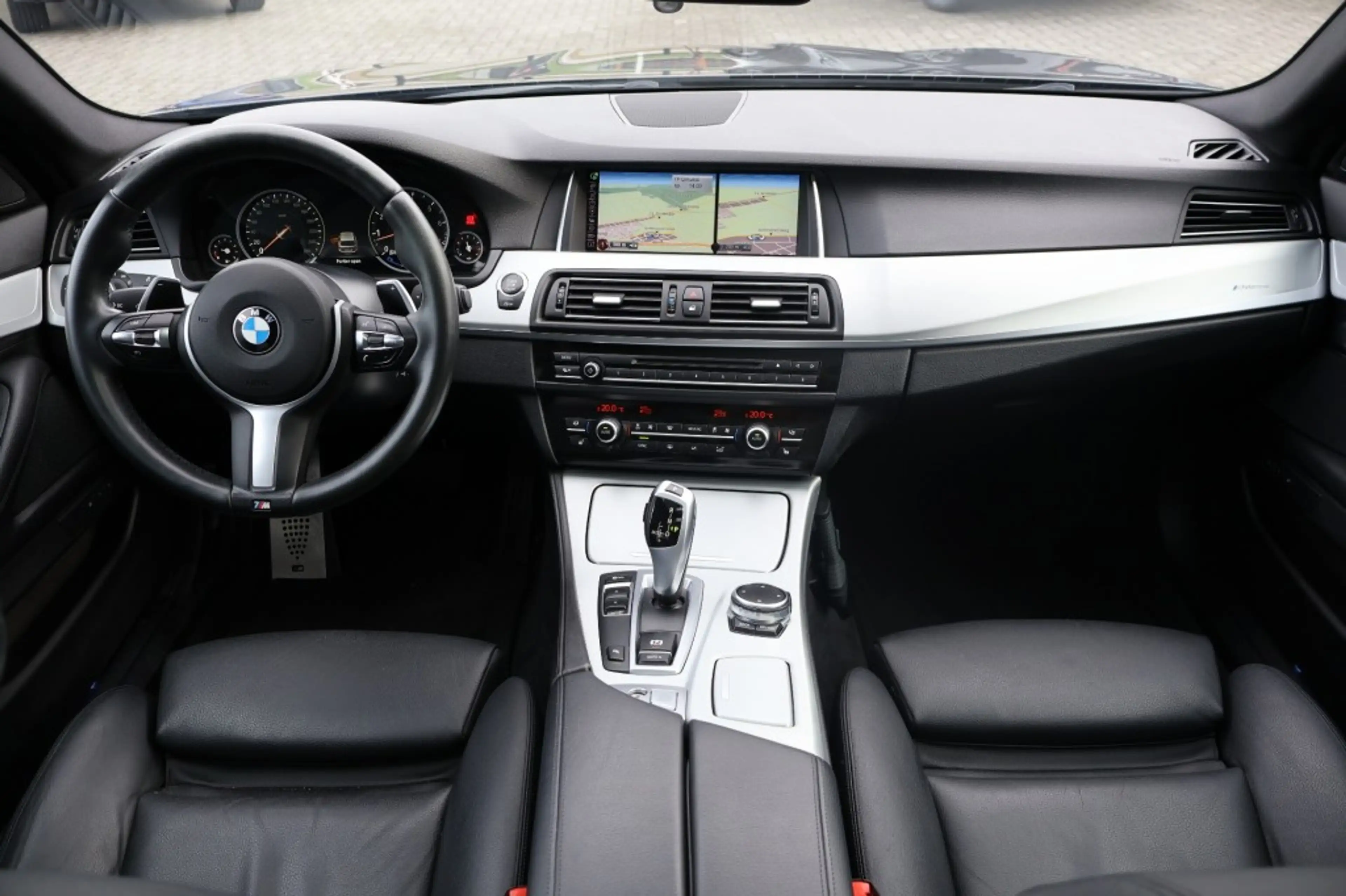 BMW 520 520i M Sport edition / Panodak / Leer / PDC v&a / — photo 4