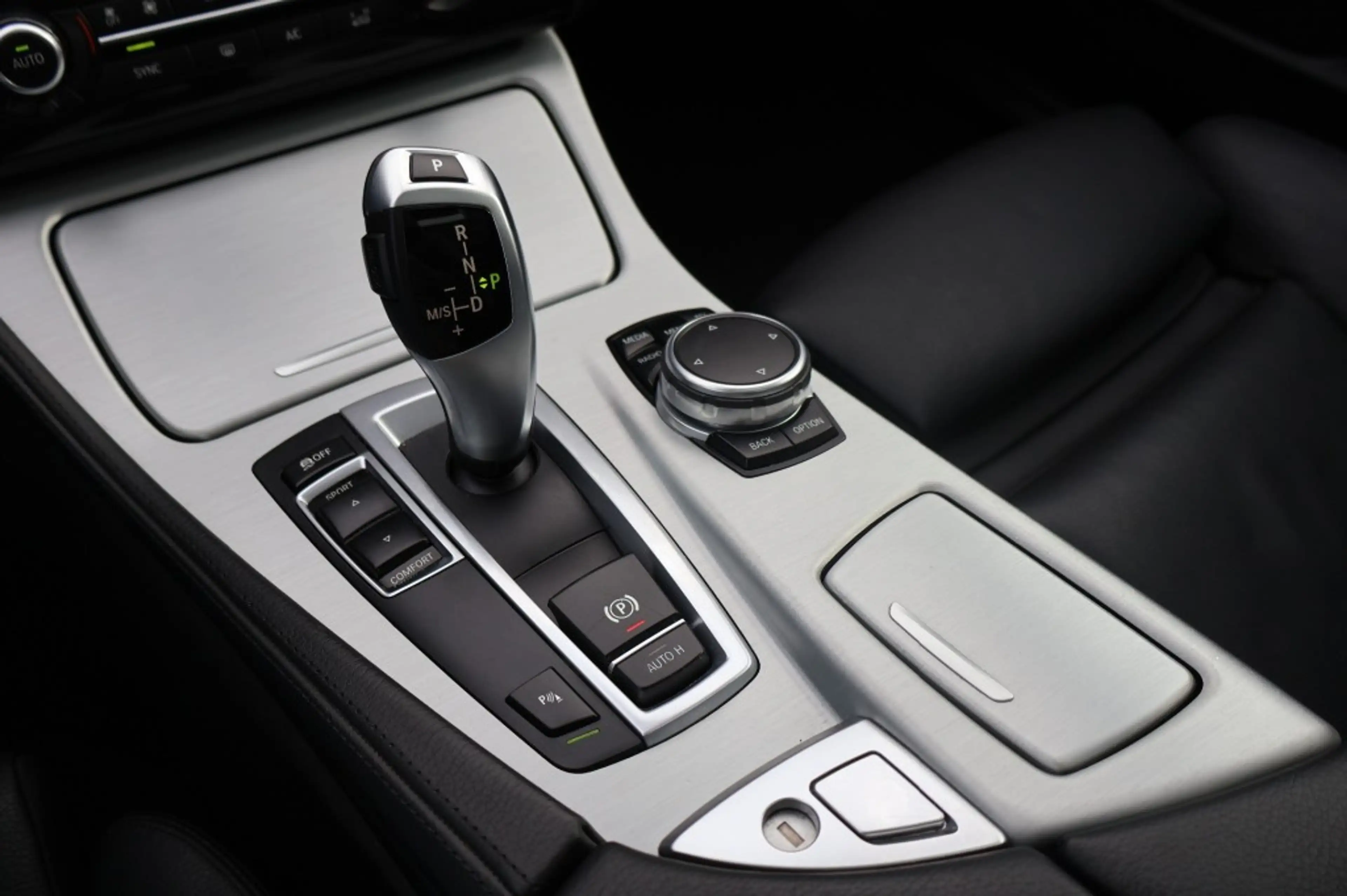 BMW 520 520i M Sport edition / Panodak / Leer / PDC v&a / — photo 20