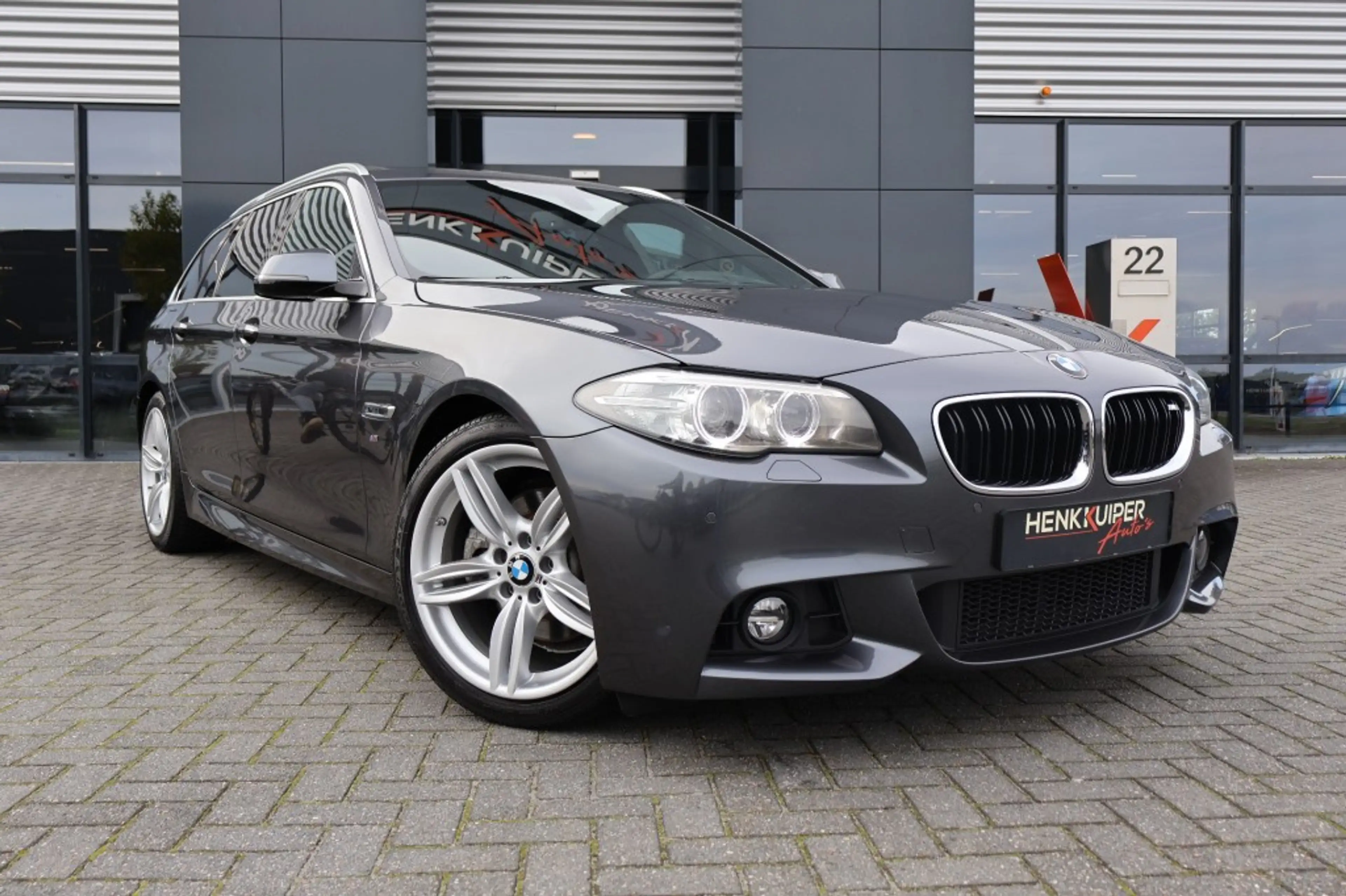 BMW 520 520i M Sport edition / Panodak / Leer / PDC v&a / — photo 10