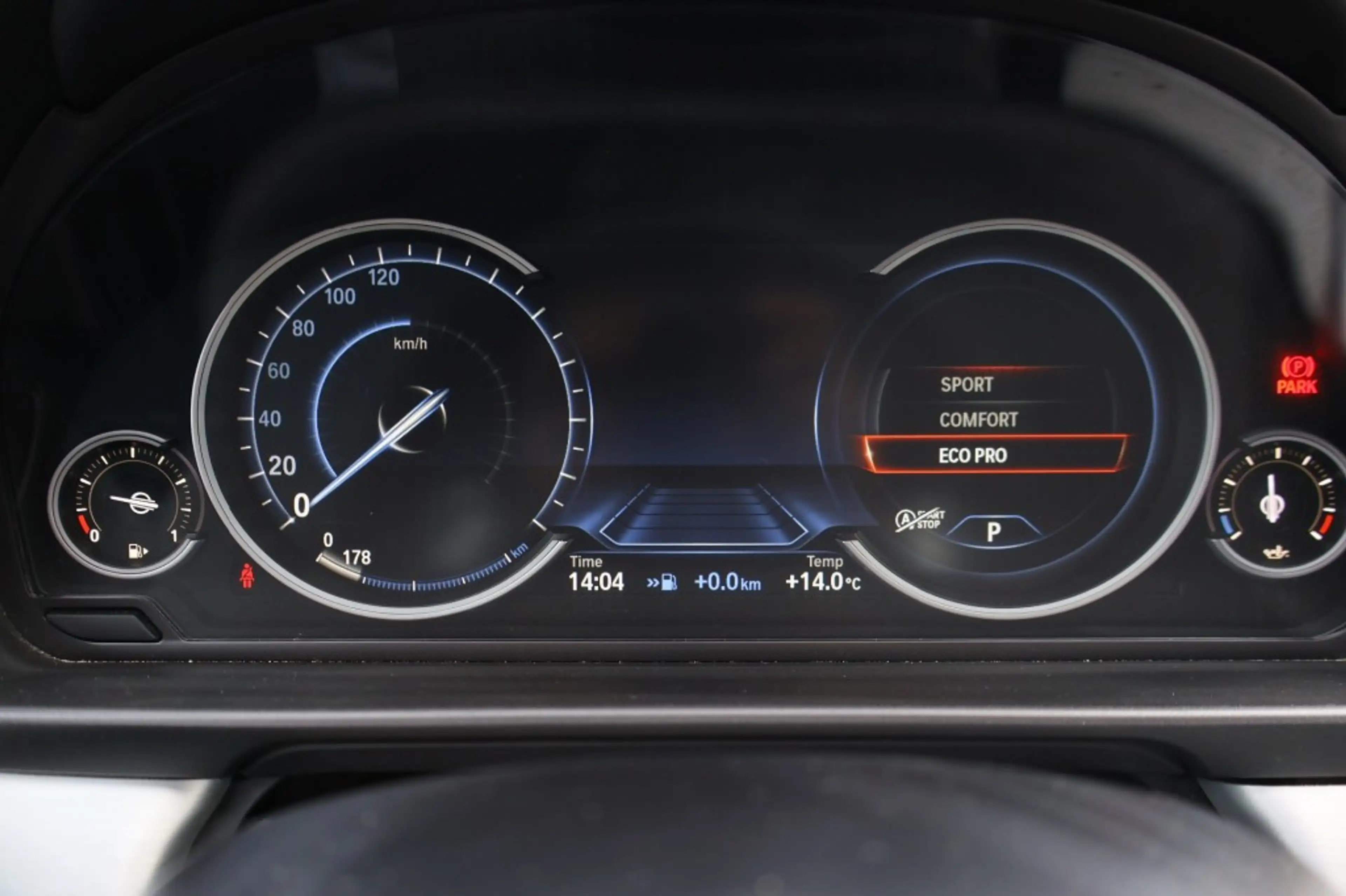BMW 520 520i M Sport edition / Panodak / Leer / PDC v&a / — photo 37