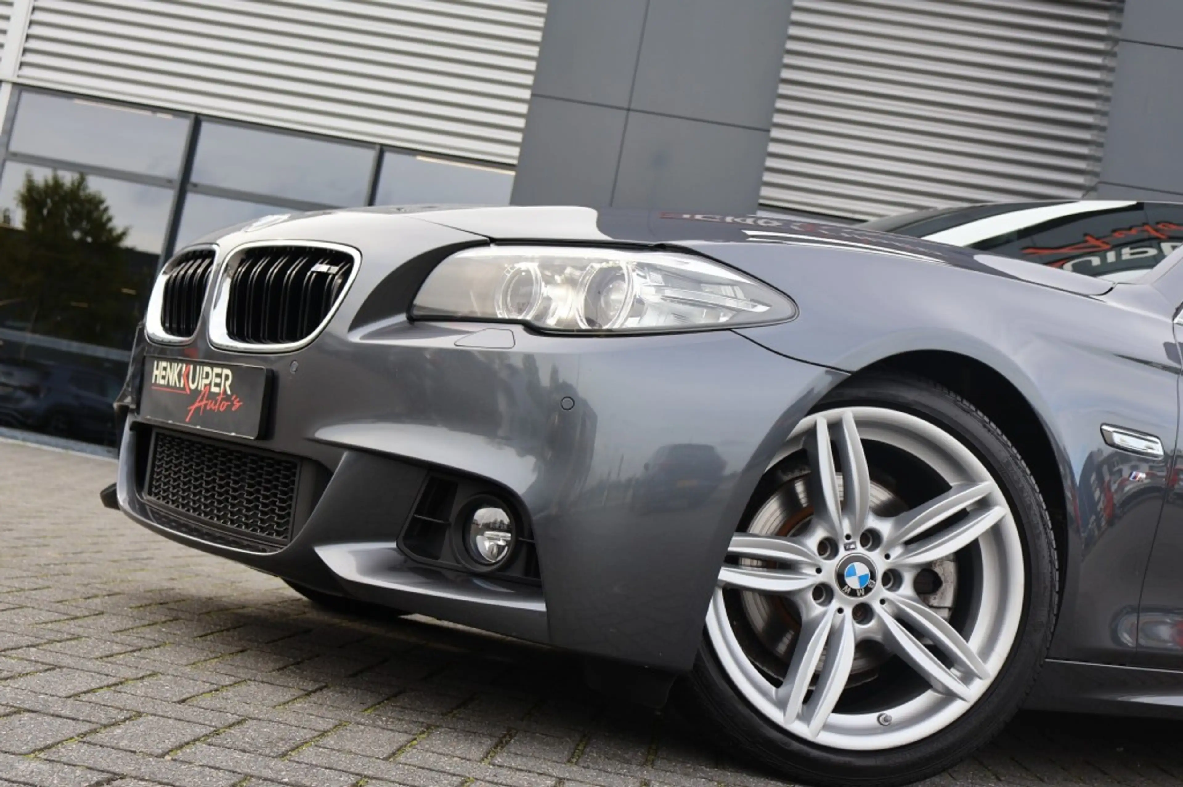 BMW 520 520i M Sport edition / Panodak / Leer / PDC v&a / — photo 32