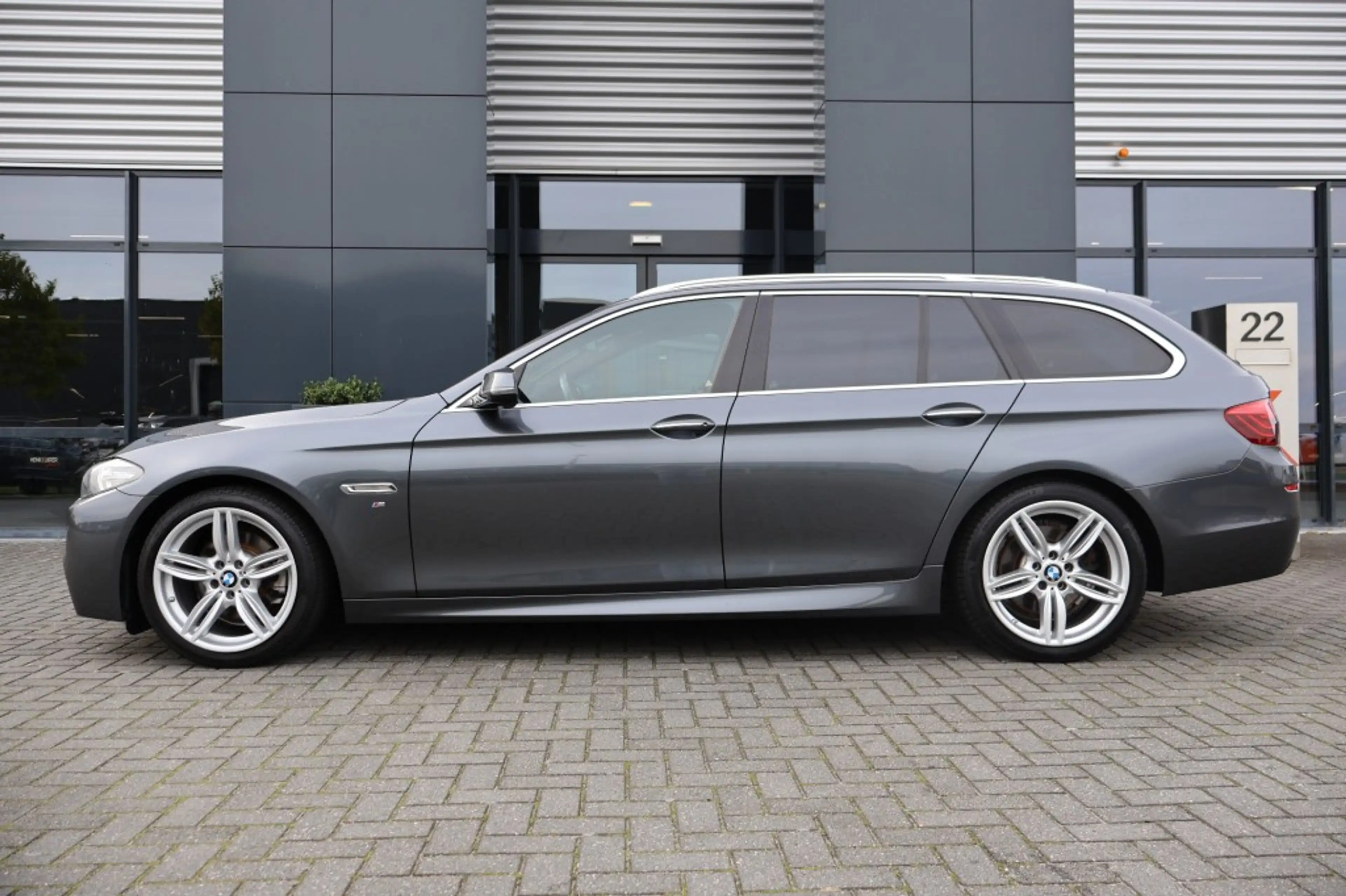 BMW 520 520i M Sport edition / Panodak / Leer / PDC v&a / — photo 5