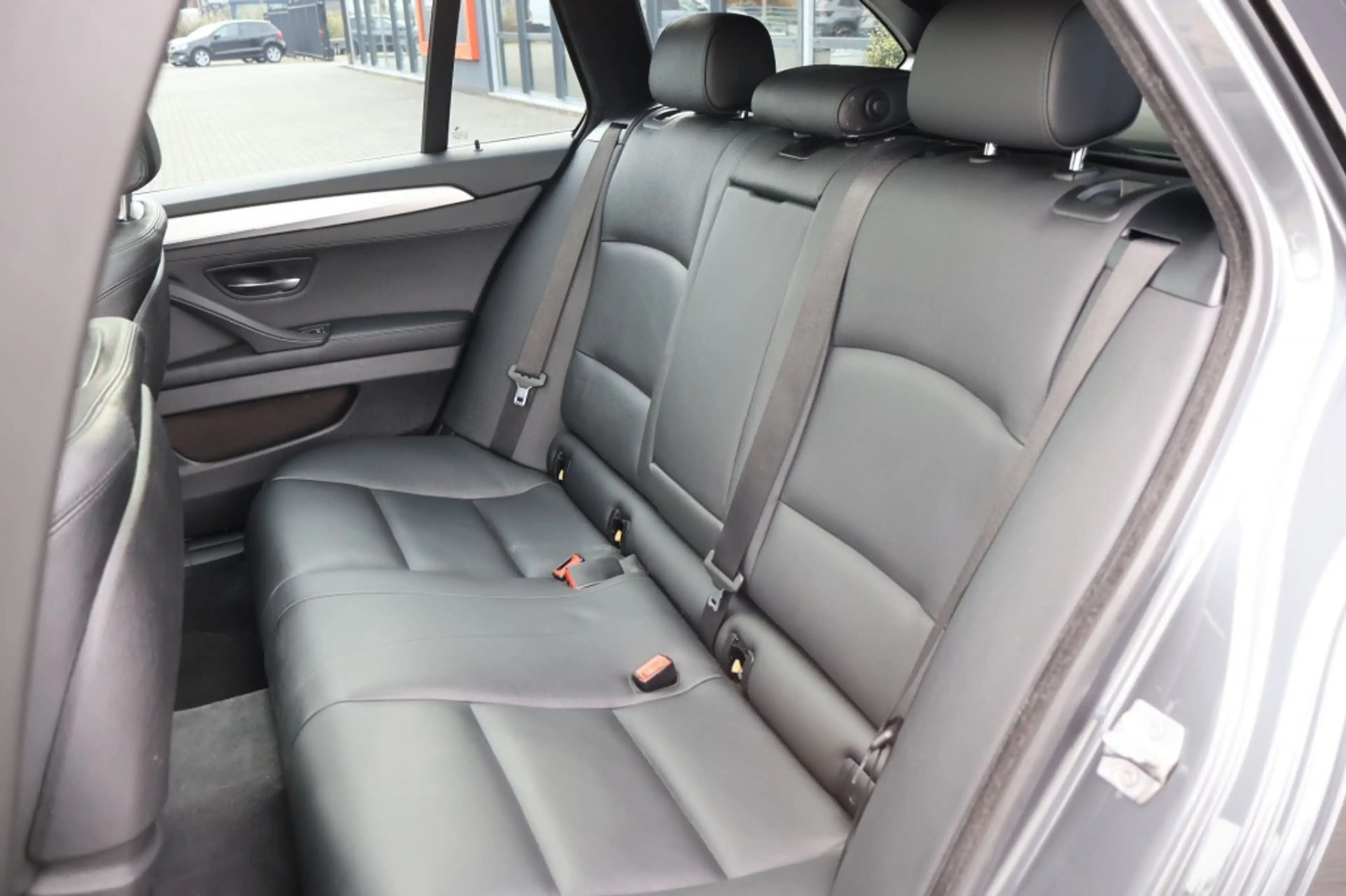 BMW 520 520i M Sport edition / Panodak / Leer / PDC v&a / — photo 31
