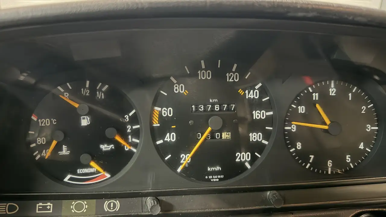 Mercedes-Benz 200 W123, foto 11