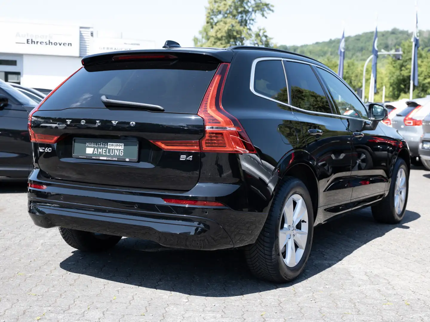 Volvo XC60 B4 Core aus 1.Hand NAVI W-LAN FACEL. LED Schwarz - 2