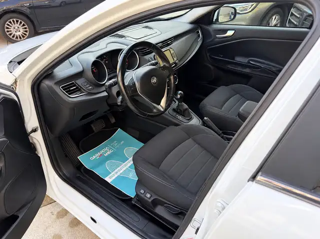 Alfa Romeo Giulietta view 8