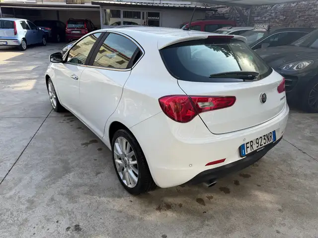 Alfa Romeo Giulietta view 5
