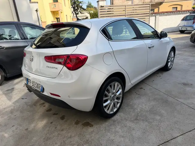 Alfa Romeo Giulietta view 3