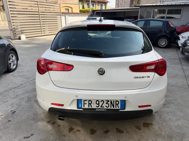 Alfa Romeo Giulietta view 4