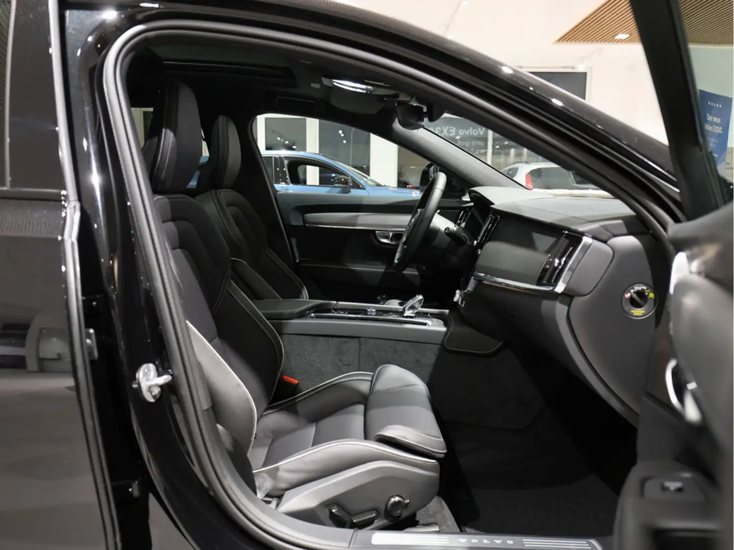 Volvo V90 CC B4 Ultimate AWD HUD PANO UPE 82.610,00 Schwarz - 2