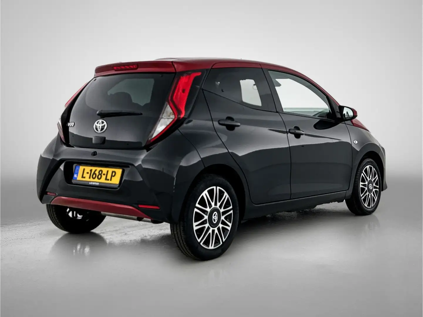 Toyota Aygo 1.0 VVT-i x-clusiv Bi-Tone | 1e Eigenaar | Apple C Zwart - 2