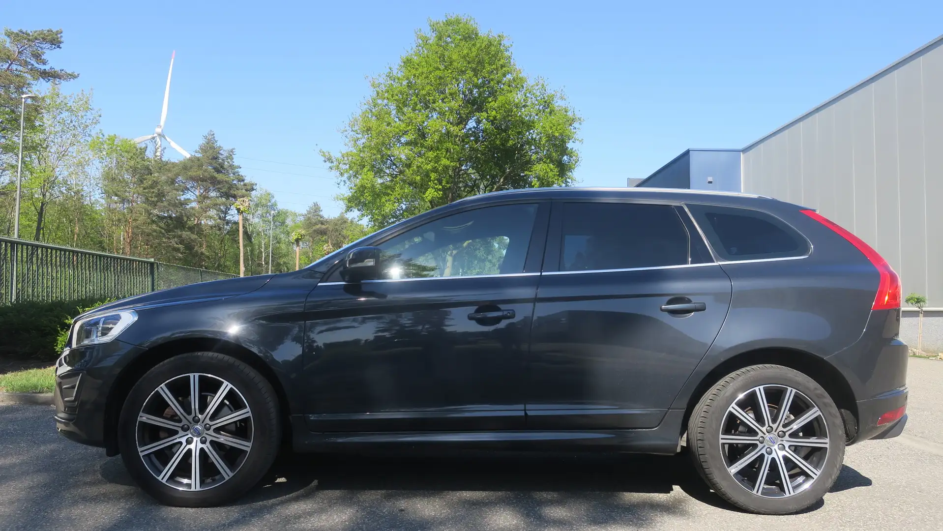 Volvo XC60 2.0 D4 Summum R-Design Geartronic Grijs - 2