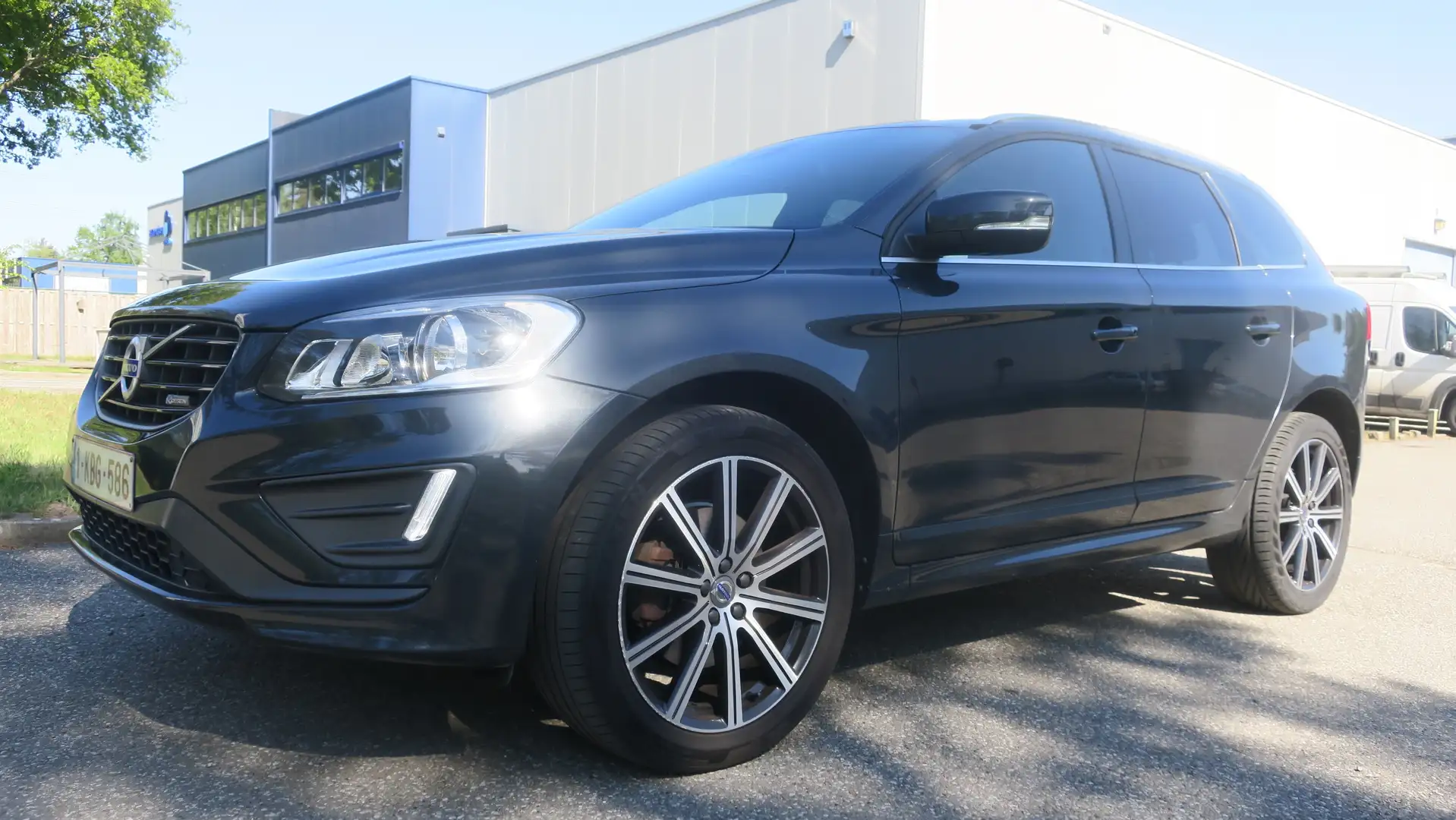 Volvo XC60 2.0 D4 Summum R-Design Geartronic Grijs - 1