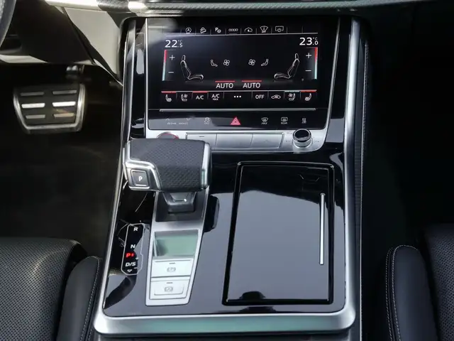 Audi RS Q8 view 7