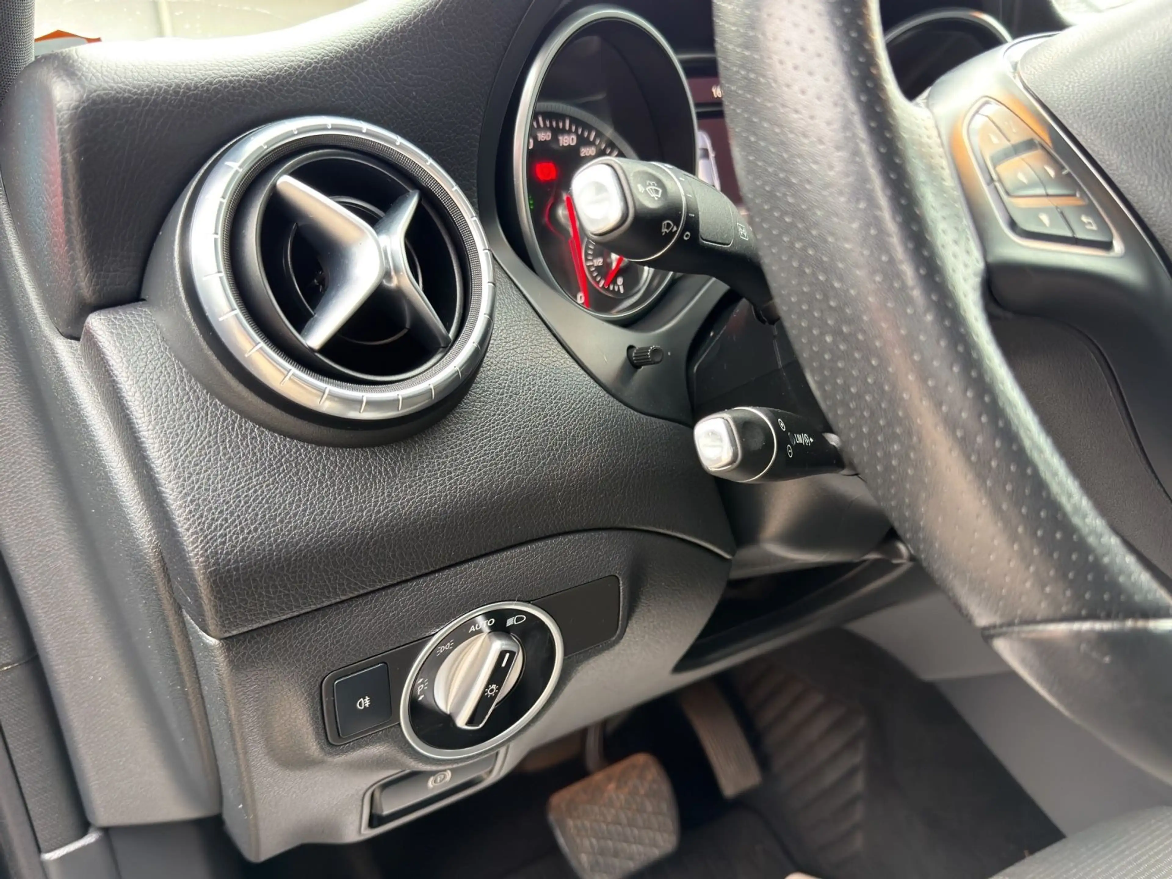 Mercedes-Benz CLA 220 CDI Urban LED|NAVI|KAMERA|TEMPOMAT|LEDER — photo 7