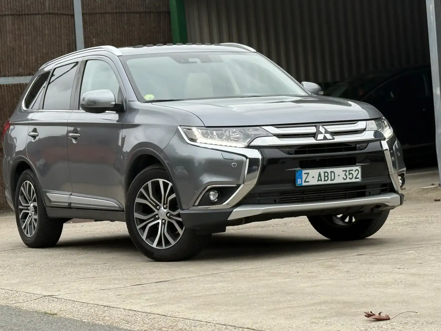 Mitsubishi Outlander 4WD Aut. Diamant Edition/Pano/Nav/Leder/ 7pl Grau - 2