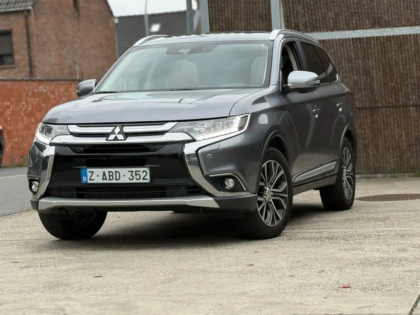 Mitsubishi Outlander 4WD Aut. Diamant Edition/Pano/Nav/Leder/ 7pl Grau - 1