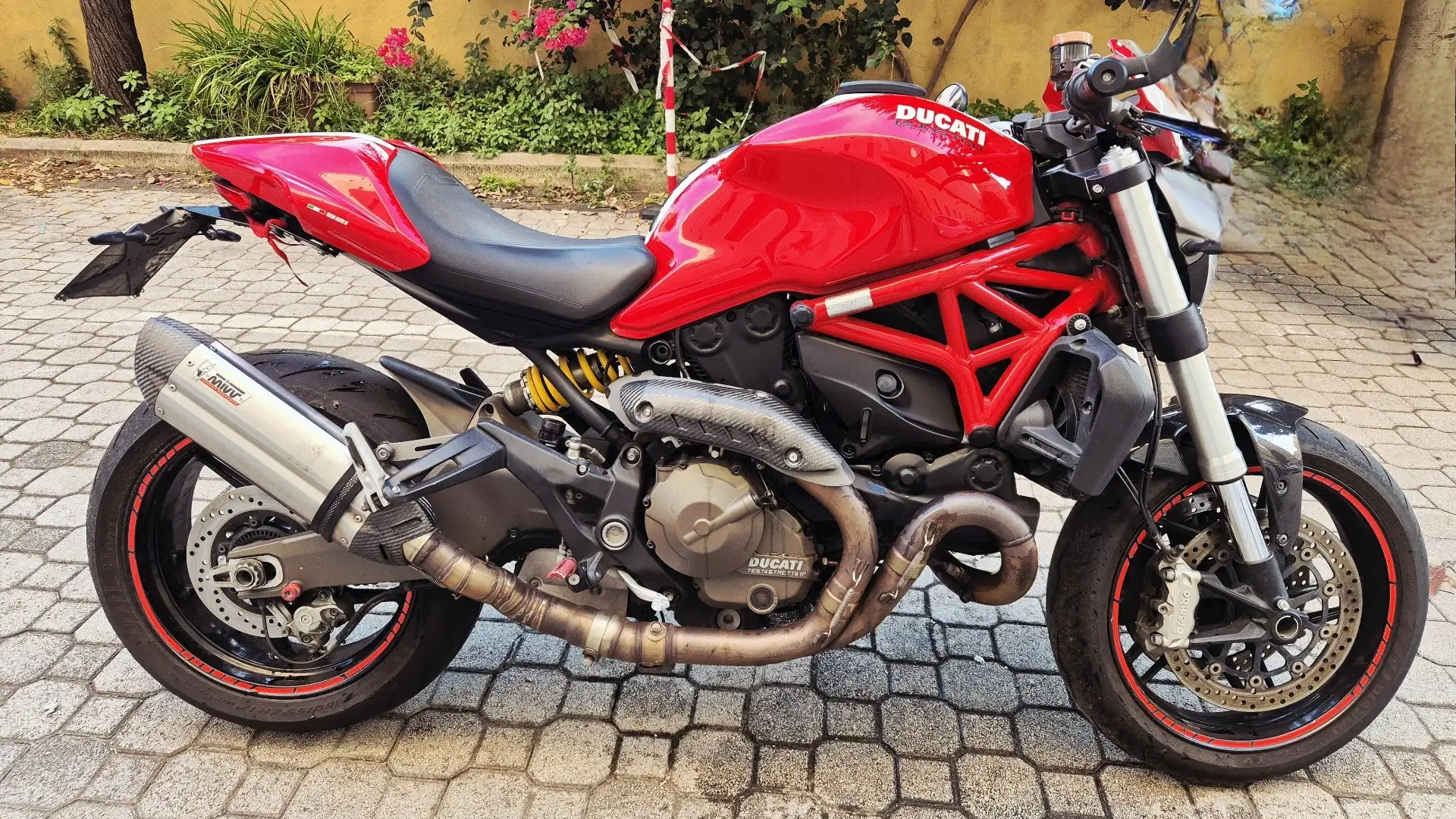 Ducati Monster 821 red Rosso - 1