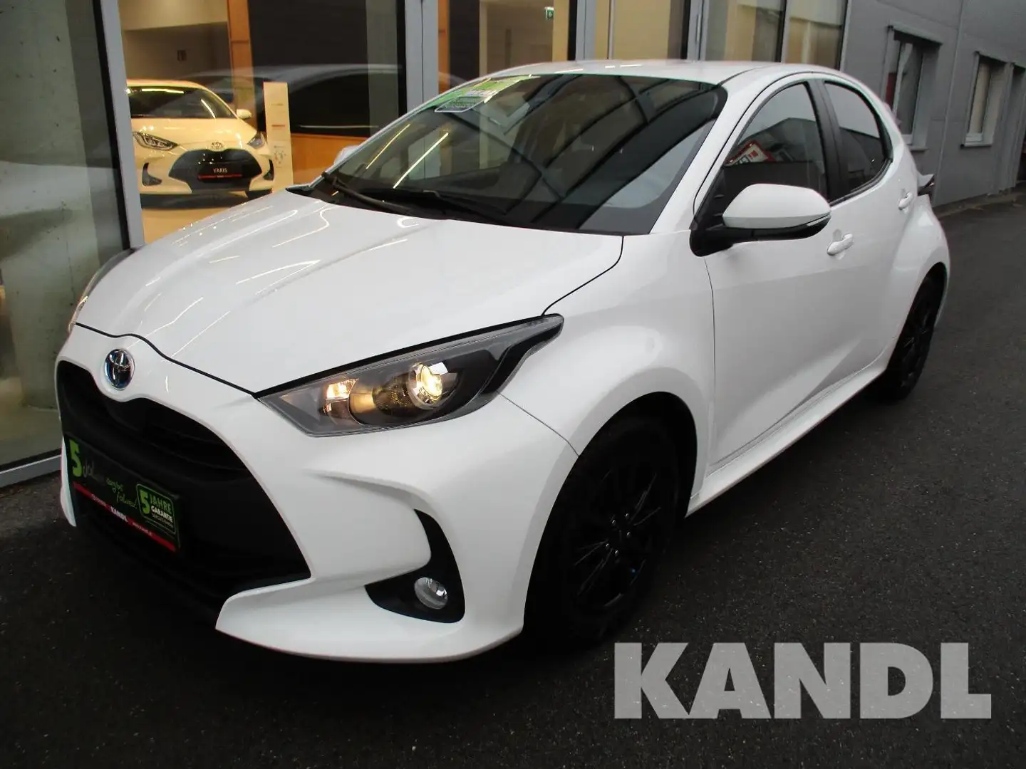 Toyota Yaris 1.5 VVT-i Hybrid Active Drive Weiß - 1