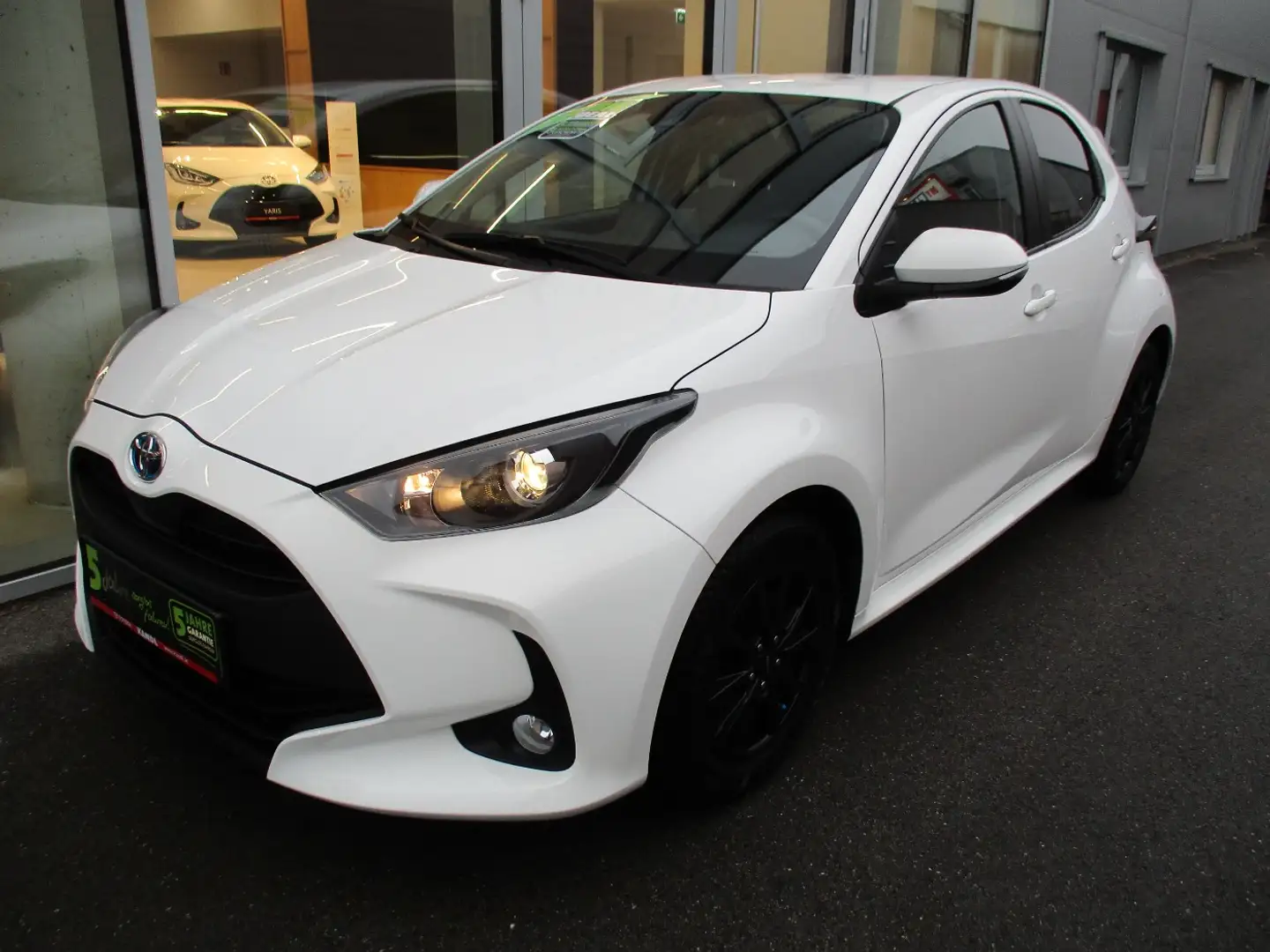 Toyota Yaris 1.5 VVT-i Hybrid Active Drive Weiß - 2