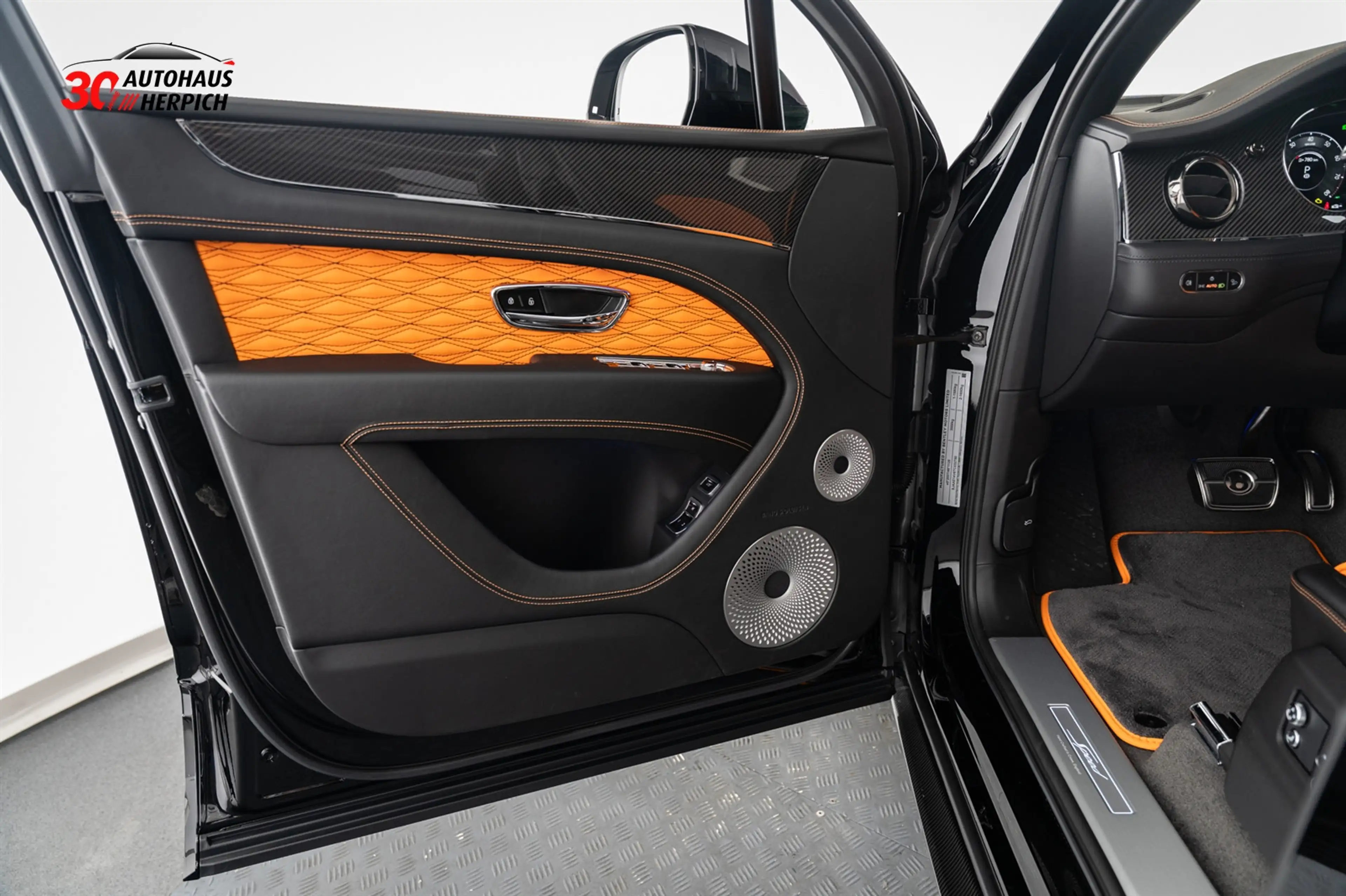 Bentley Bentayga Speed 23 Beluga & Mandarin Akrapovi? — photo 11