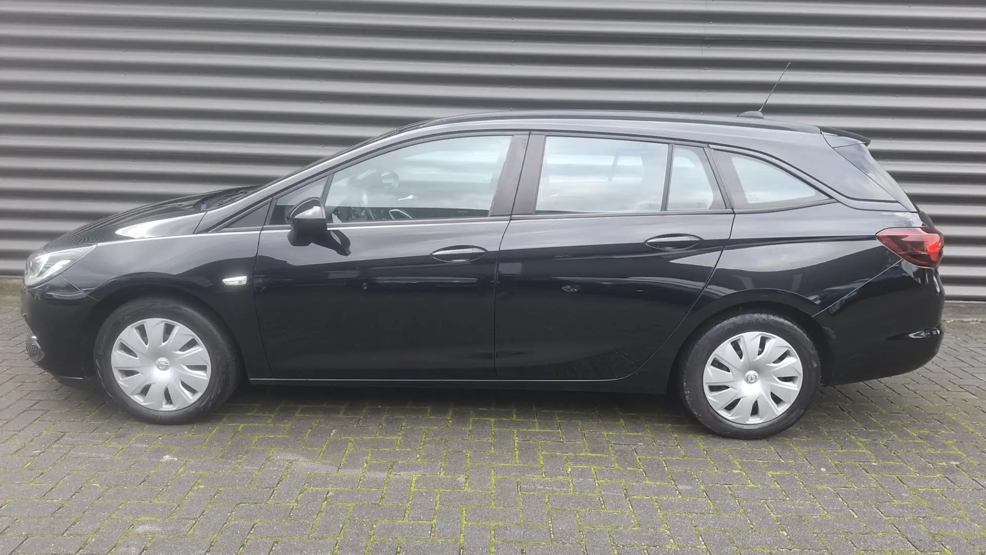 Opel Astra Sports Tourer 1.2 Business Edition Zwart - 2