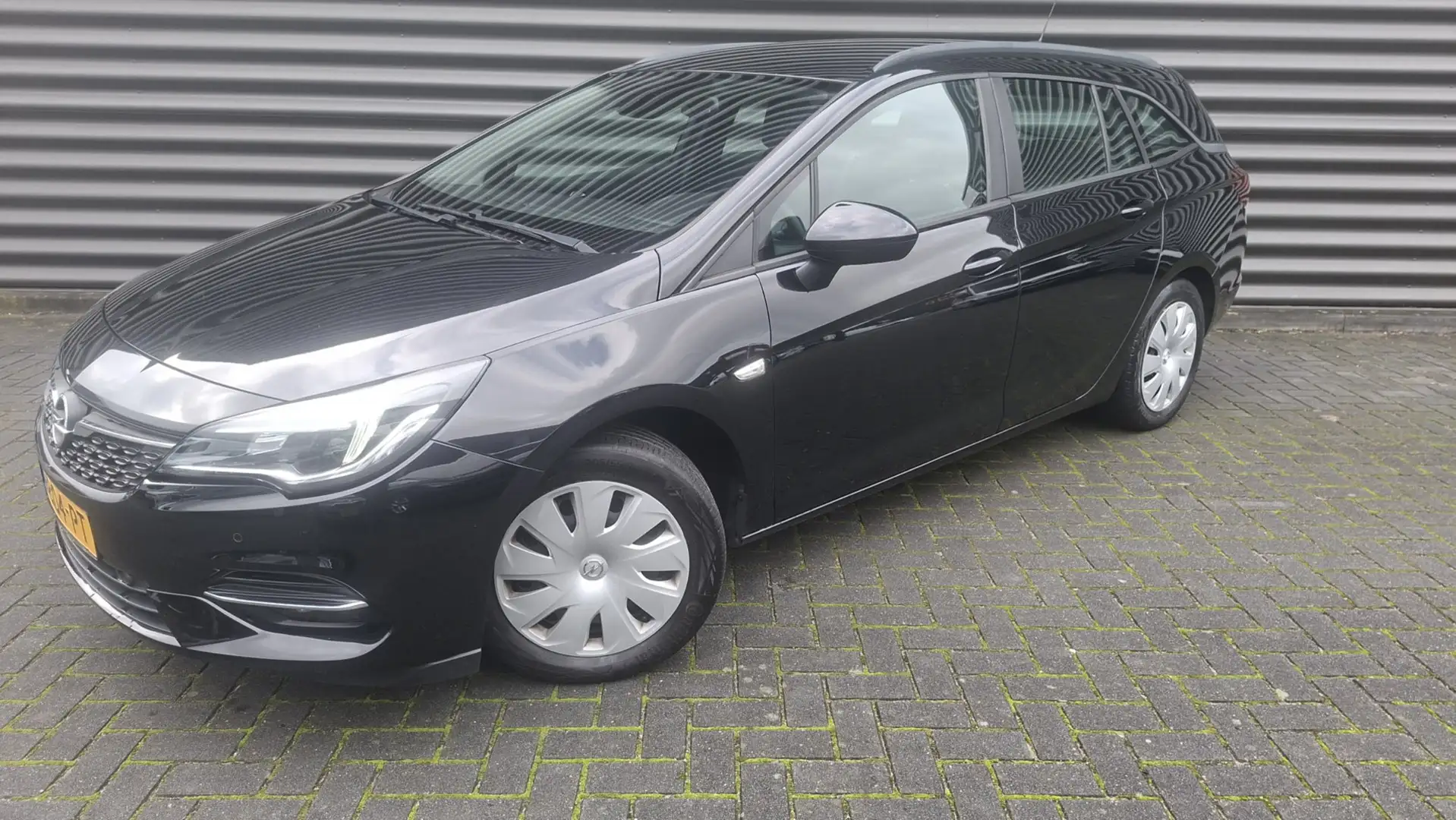Opel Astra Sports Tourer 1.2 Business Edition Zwart - 1