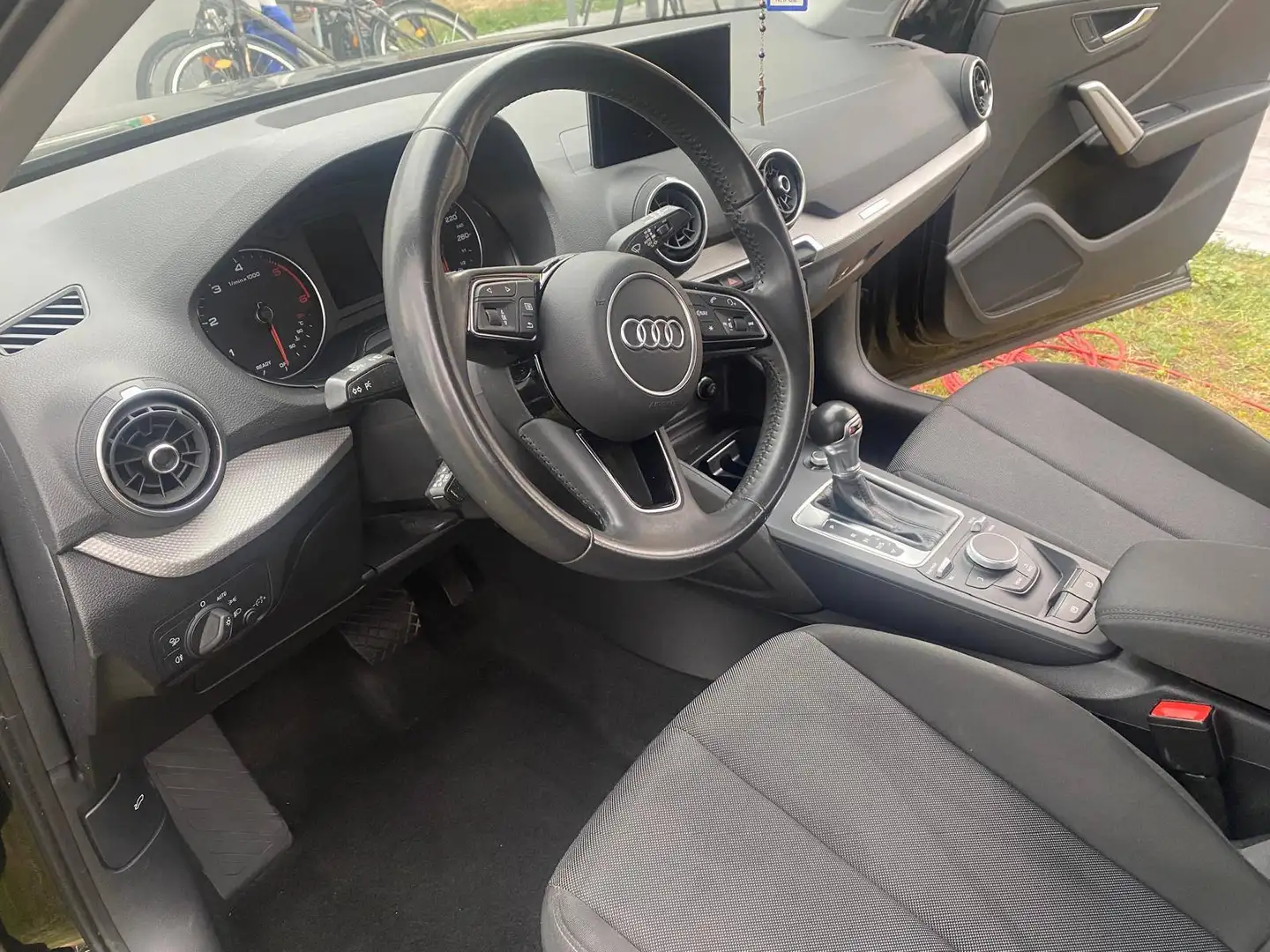 Audi Q2 S-Line Schwarz - 2