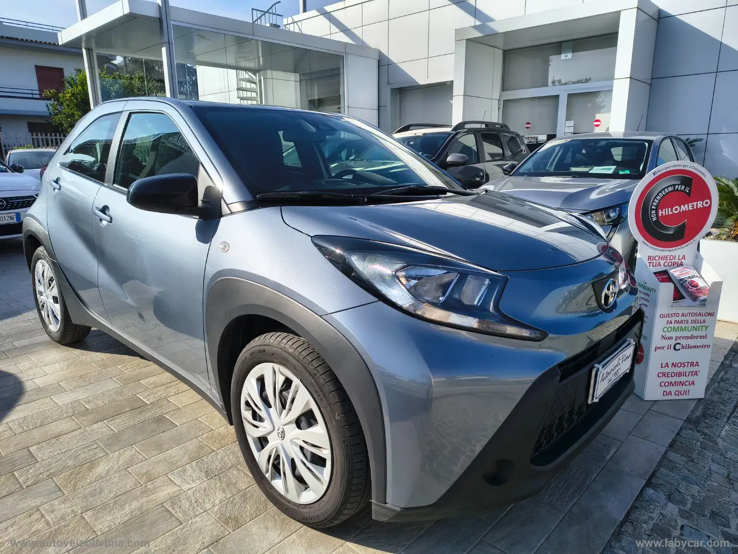 Toyota Aygo X 1.0 VVT-i 72 CV 5p. Active Grigio - 1