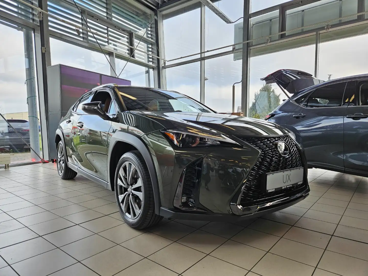 Lexus UX 300h F Sport Design ACC+LED+Navi+SHZ+LM Grün - 2