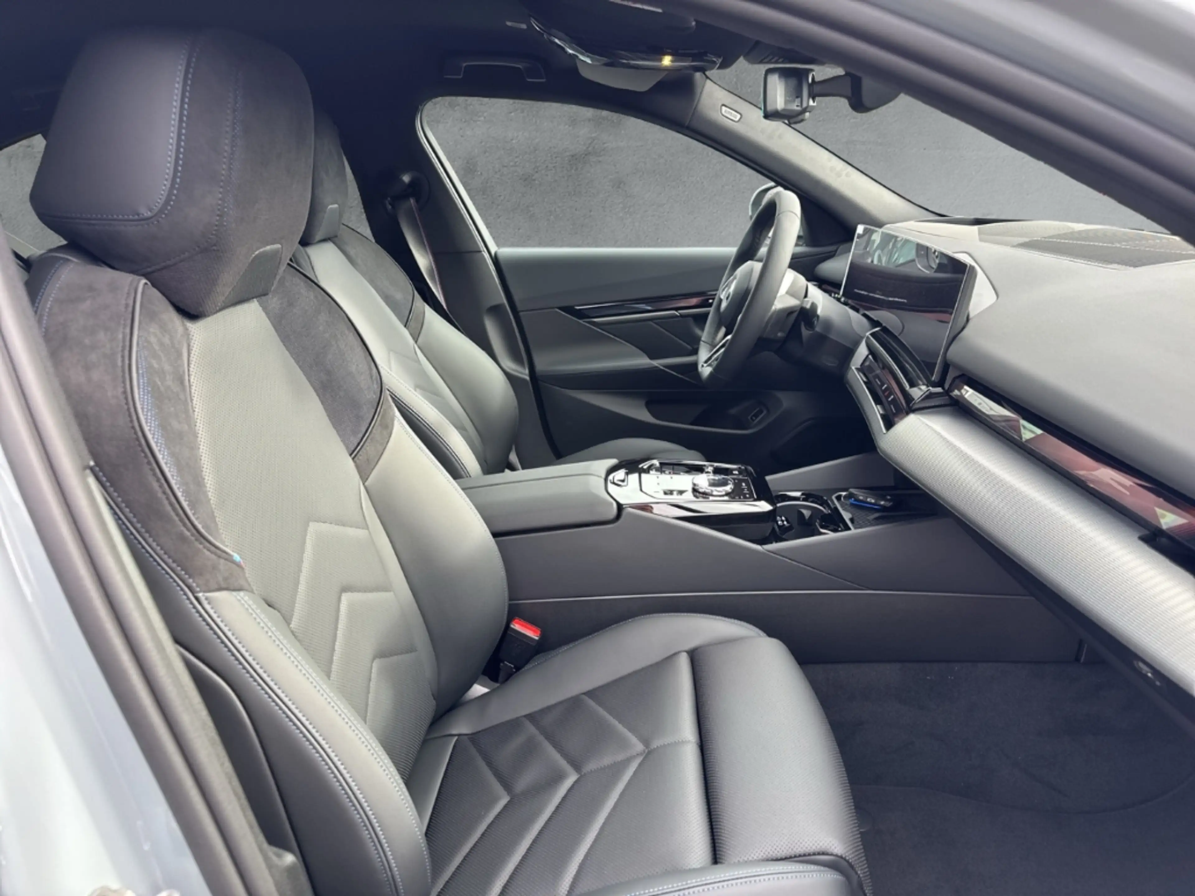 BMW i5 xDrive40 Limousine M Sport Pro LMR 20'' Park-Assis — photo 11