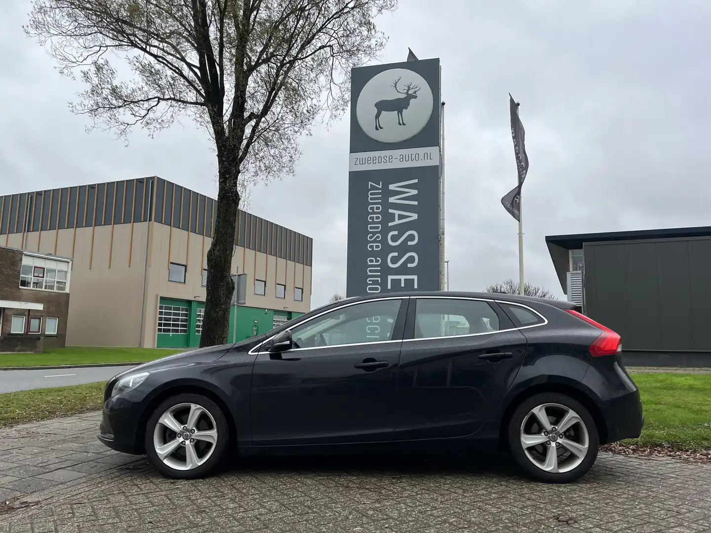 Volvo V40 T3 150pk Momentum | Rijklaarprijs | Trekhaak | Noir - 2