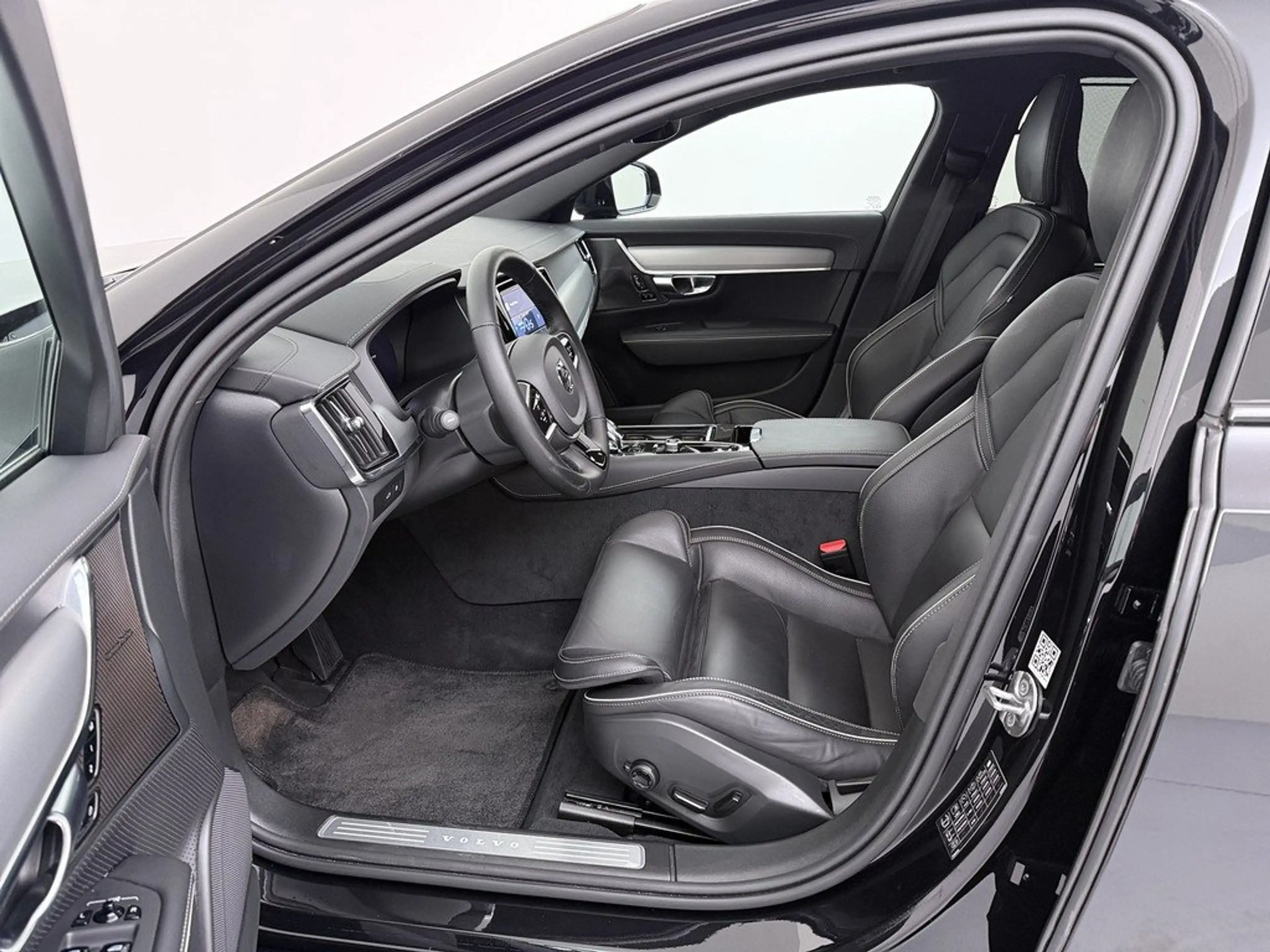Volvo V90 T8 Plus Dark Plug-In Hybrid AWD — photo 12