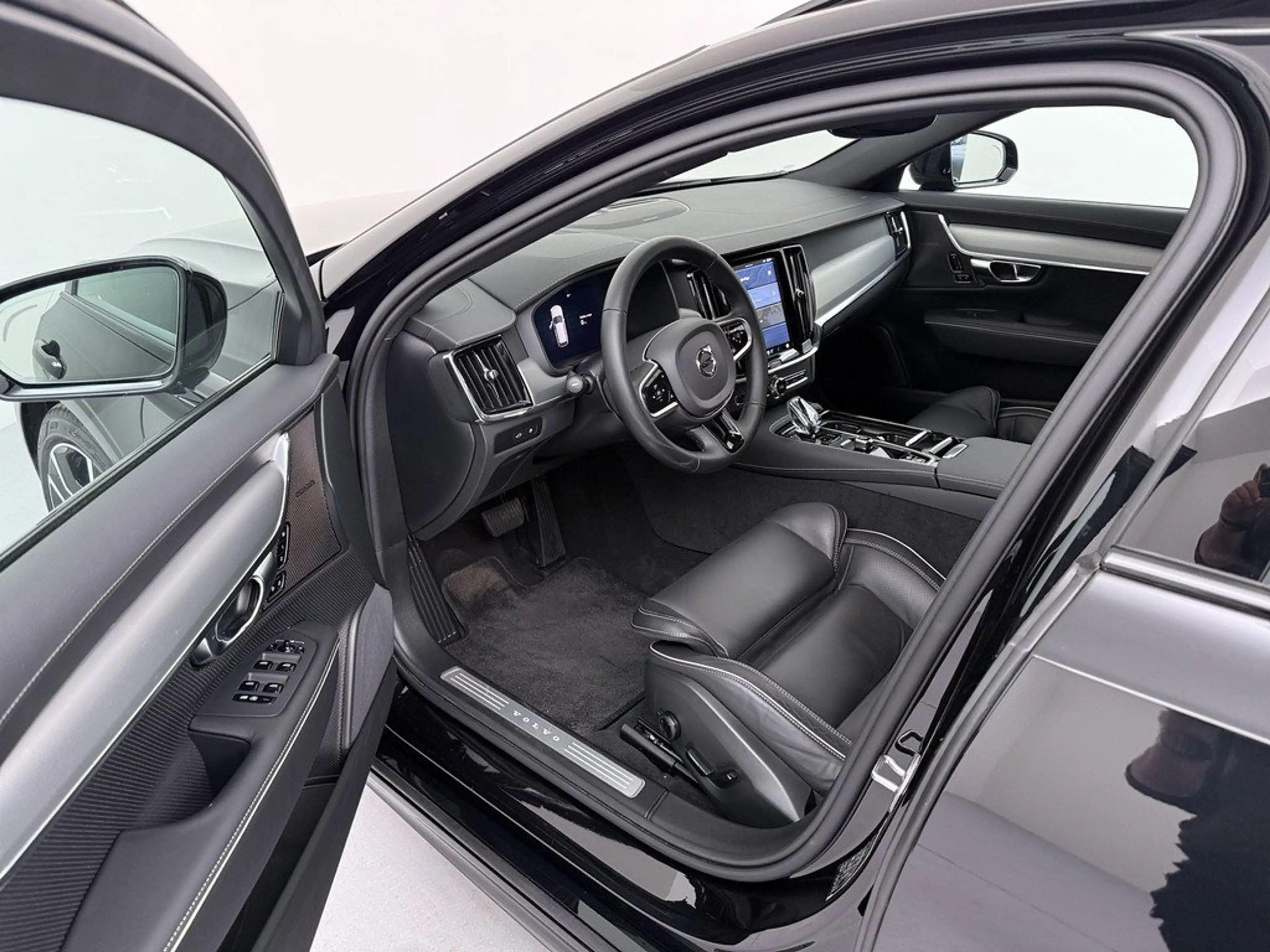 Volvo V90 T8 Plus Dark Plug-In Hybrid AWD — photo 11