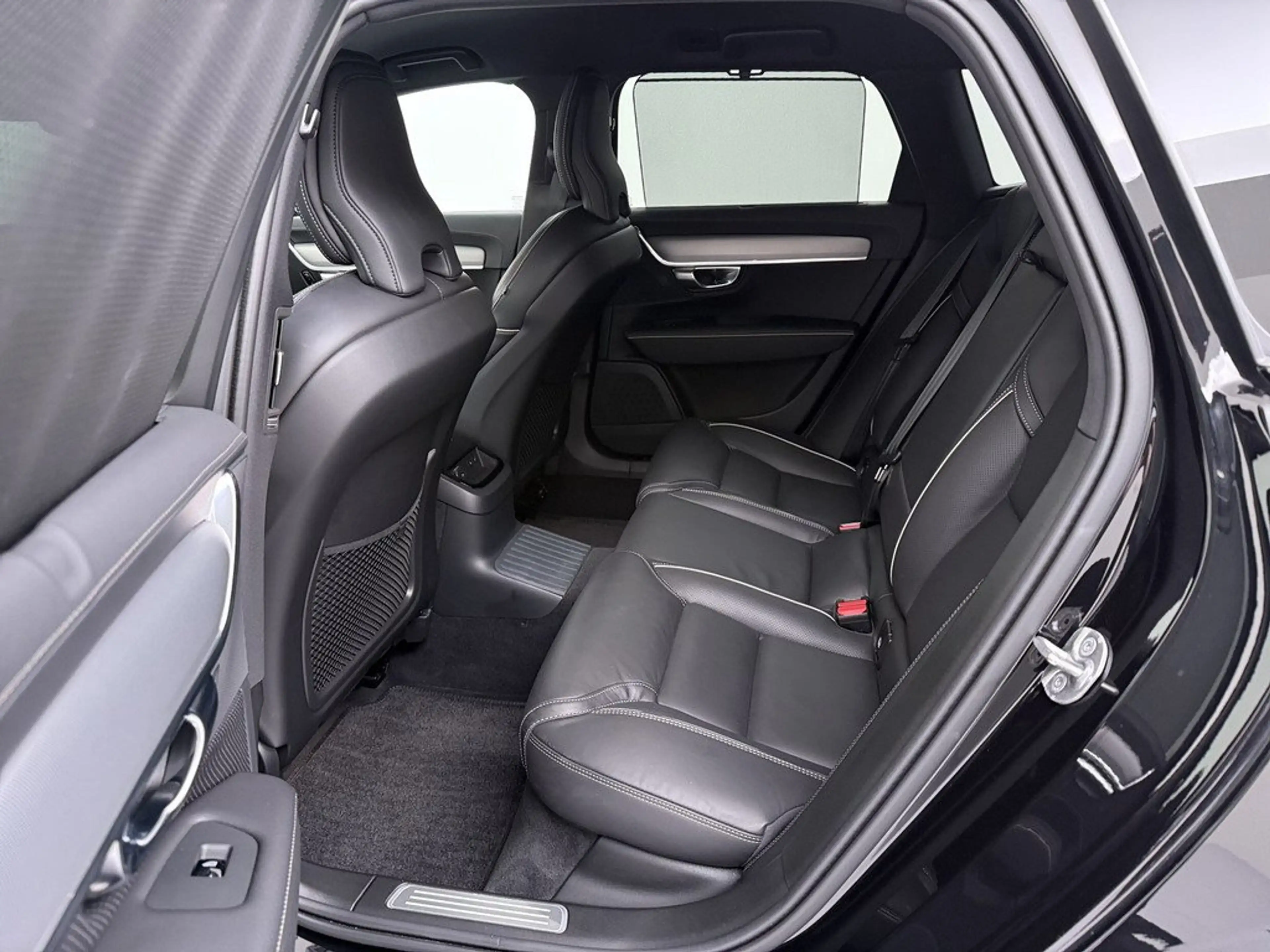 Volvo V90 T8 Plus Dark Plug-In Hybrid AWD — photo 15