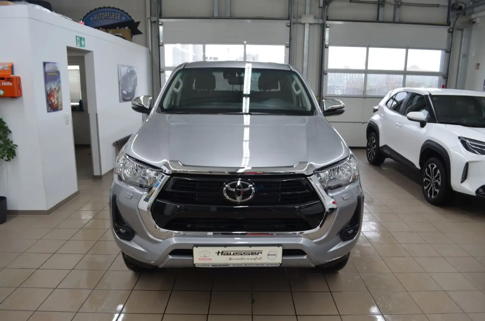 Toyota Hilux 2,4D 4x4 Double Cab Autm. Comfort Silber - 2