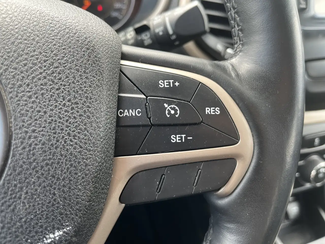 Jeep Cherokee снимка Jeep Cherokee