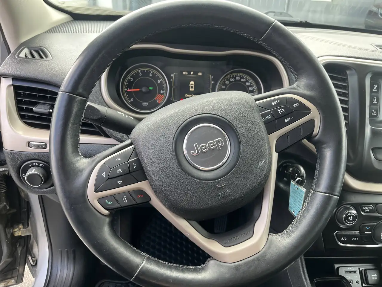 Jeep Cherokee снимка Jeep Cherokee
