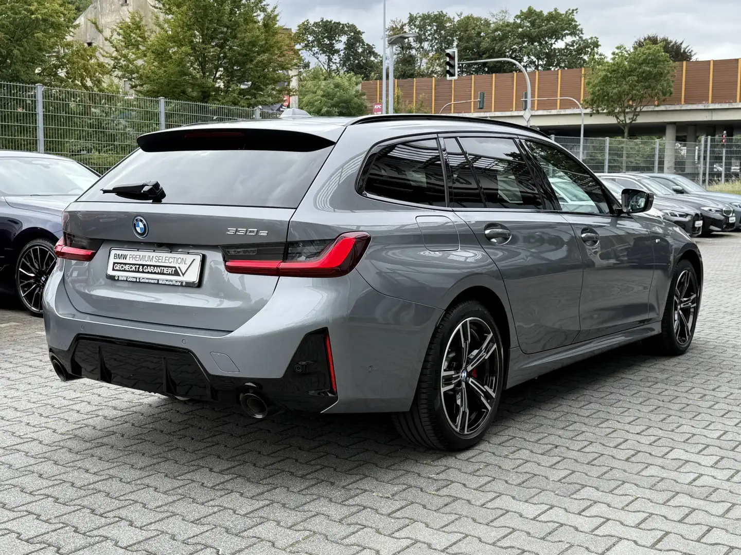 BMW 330 e Touring M Sport PRO //AHK FACELIFT Grau - 2
