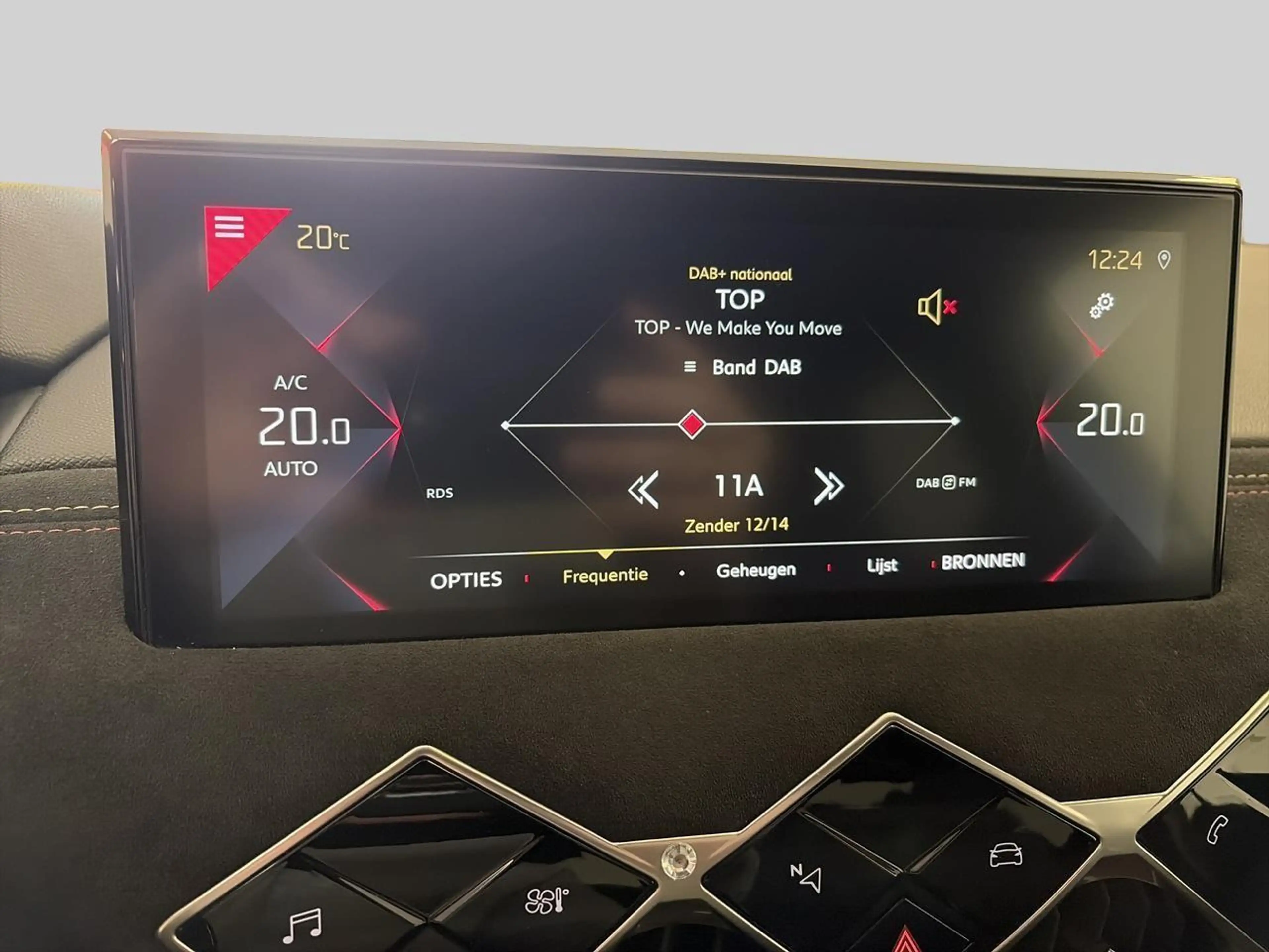 DS Automobiles DS 3 Crossback 1.2 PureTech Performance Line+ — photo 12