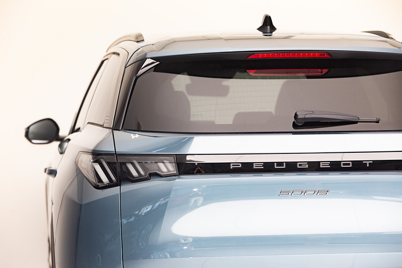Peugeot 5008 1.2 Hybrid 145 Allure — photo 4